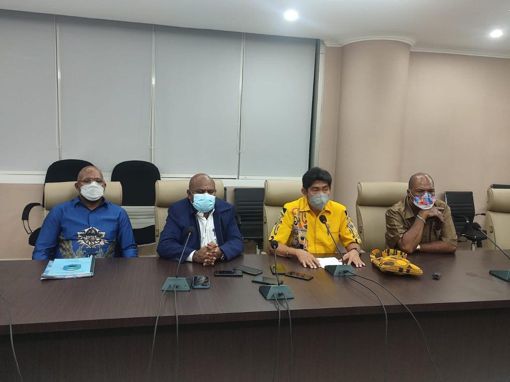 Bupati Intan Jaya Natalis Tabuni (jas biru)