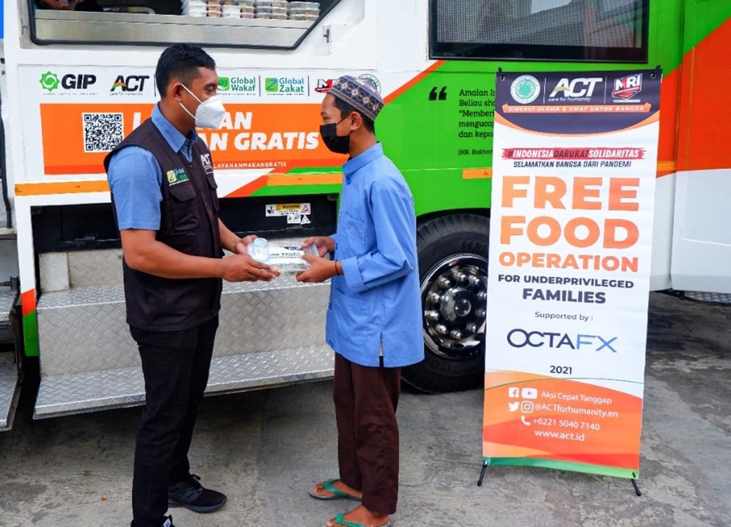 Bantuan paket makanan bagi warga yang terdampak pandemi Covid-19 di wilayah Jakarta Selatan.