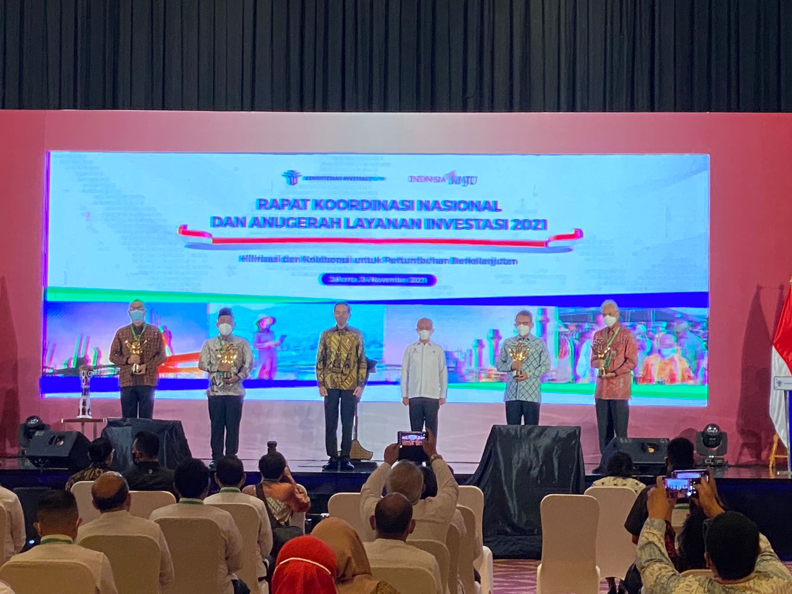 Gubernur Jawa Tengah Ganjar Pranowo (kanan)