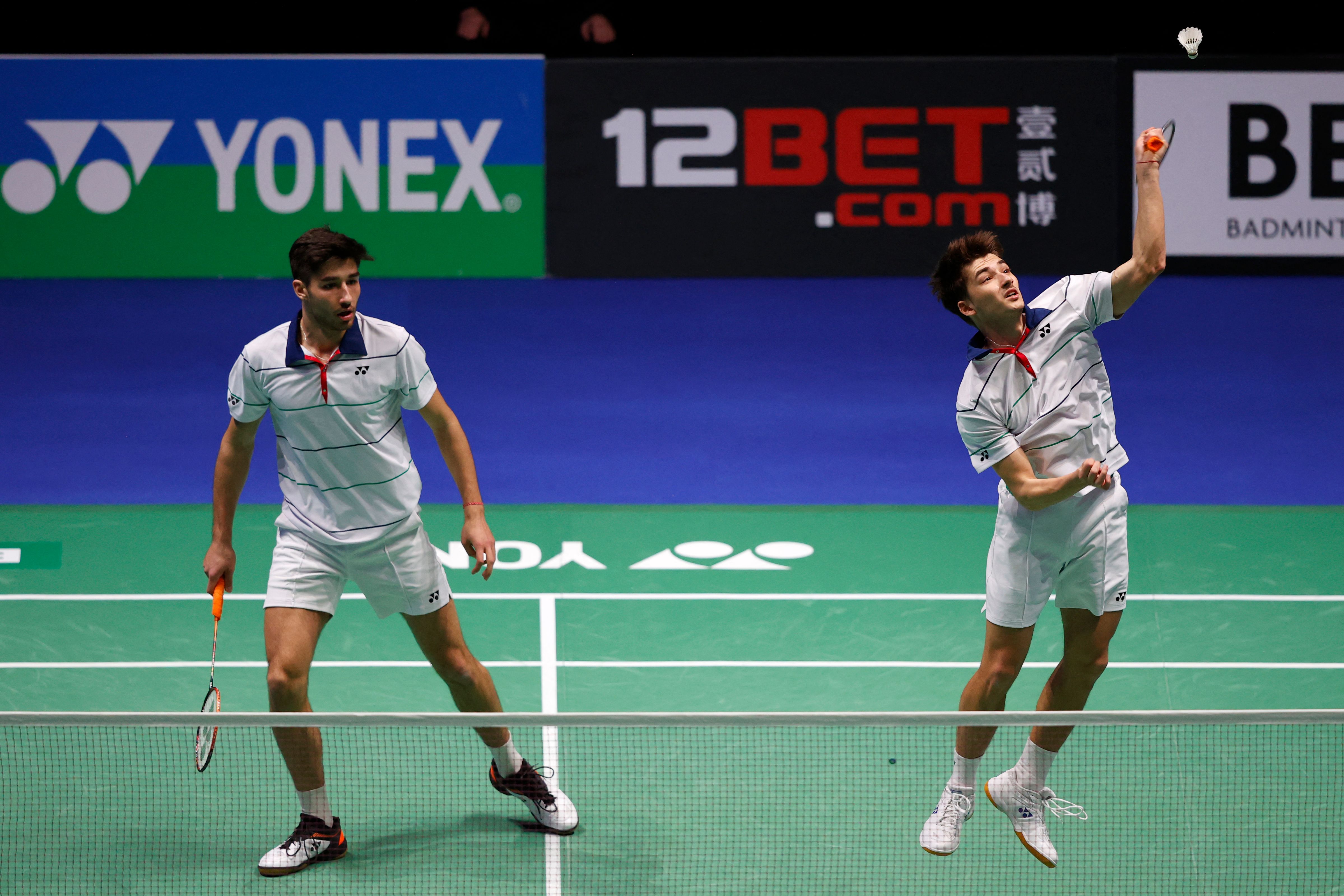 Pebulu tangkis Prancis Christo Popov (kiri) yang berpasangan dengan kakaknya Toma Junior Popov saat bertanding All England 2021.