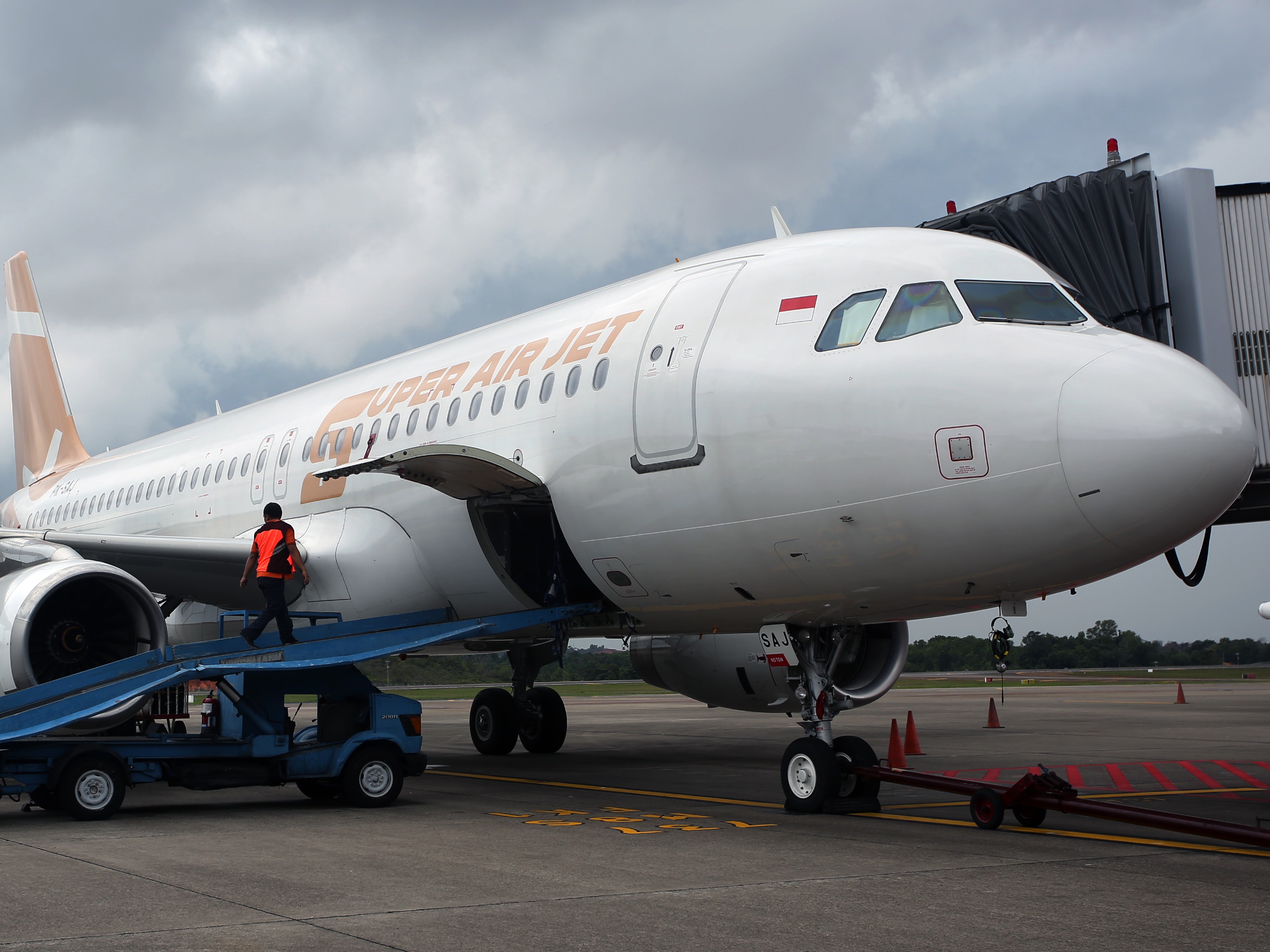 Sejumlah pekerja melakukan bongkar muat maskapai Super Air Jet sebelum terbang di Bandara Hangnadim, Batam, Selasa (17/8/2021). 