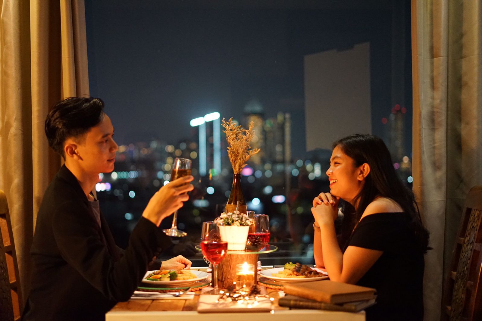 1O1 Urban Jakarta Thamrin menawarkan pengalaman Romantic Dinner dengan biaya bersahabat. 