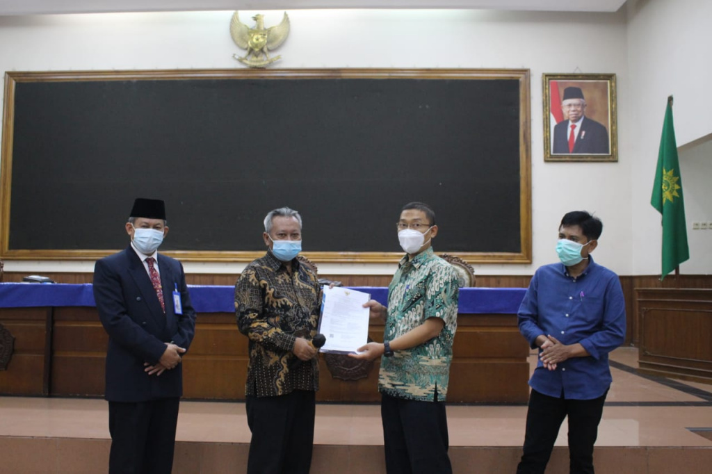 Rektor UMS Prof Dr Sofyan Anif menyerahkan SK Gubes kepada Supriyono PhD di Gedung Muh Djazman, Rabu (10/11)