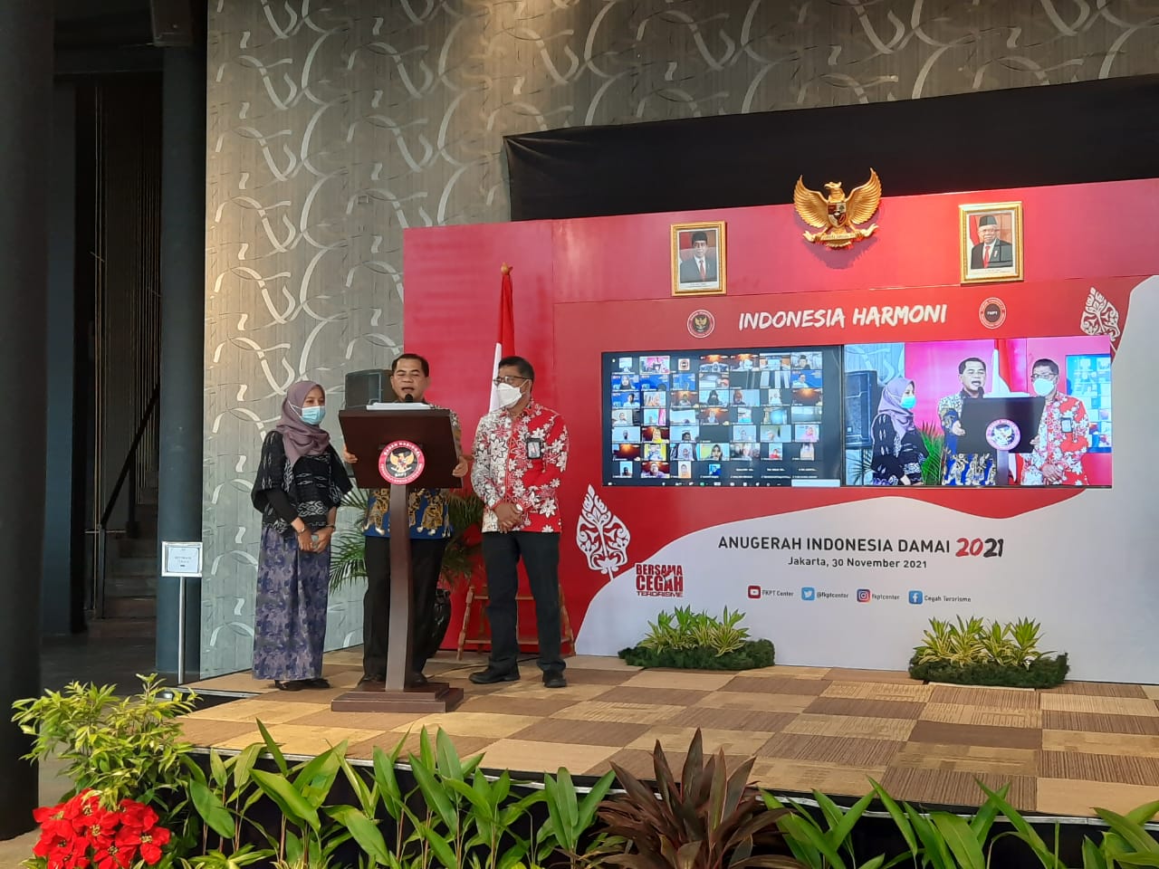 Direktur Pencegahan BNPT R Ahmad Nurwahid (tengah) membacakan pemenang Anugerah Indonesia Damai 2021 di Jakarta, Selasa (30/11).