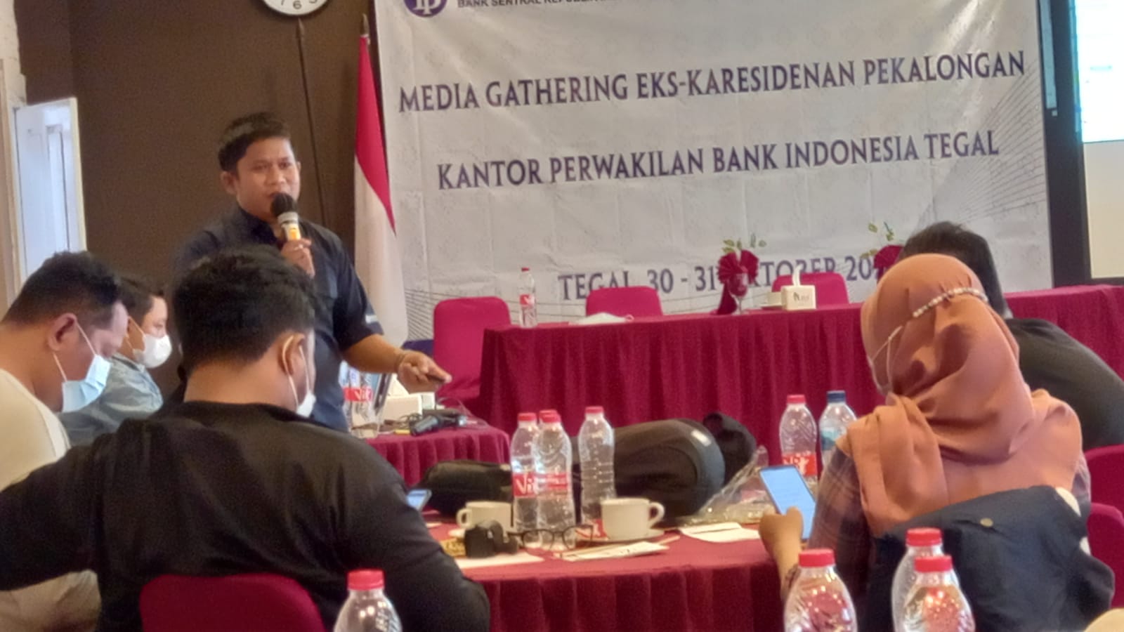  Administrator Perkasan Unit Pengedaran Uang Rupiah KPw BI Tegal, Mudafiul Haq, sedang presentasi.