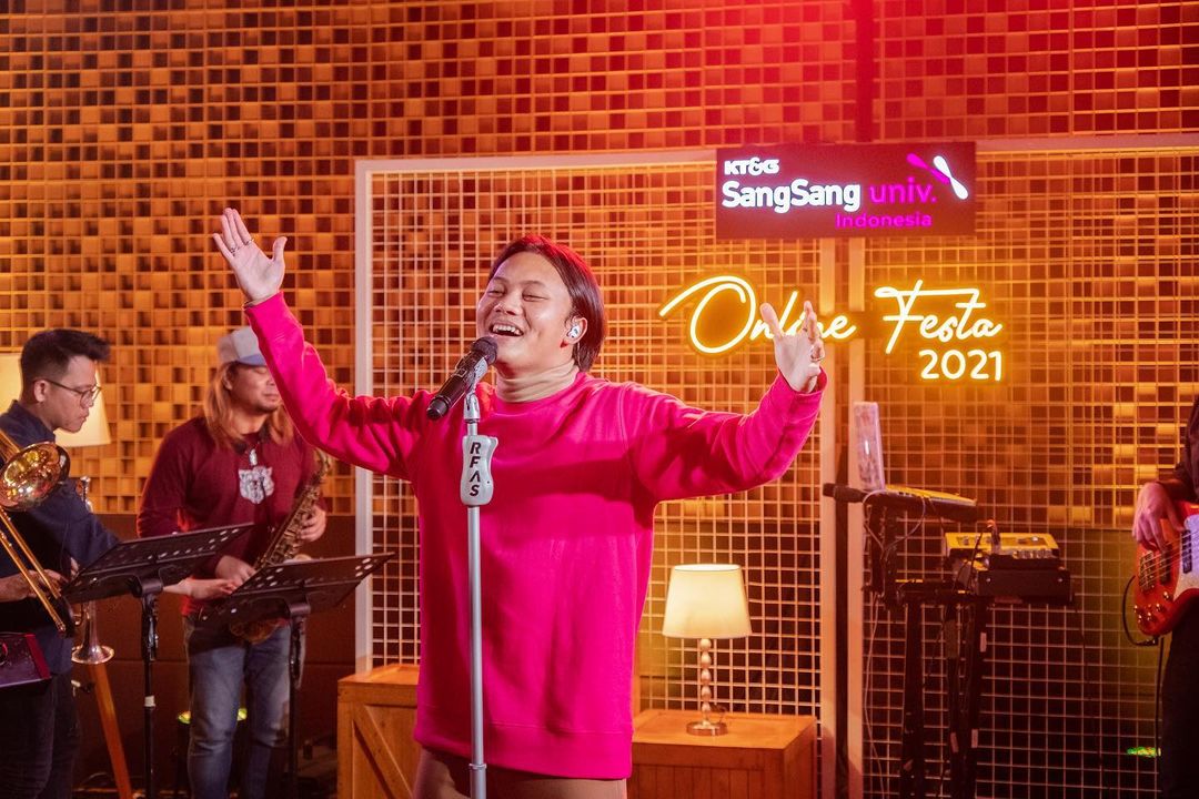 Penyanyi Rizky Febian turut mendukung dan memeriahkan SangSang Concert. 