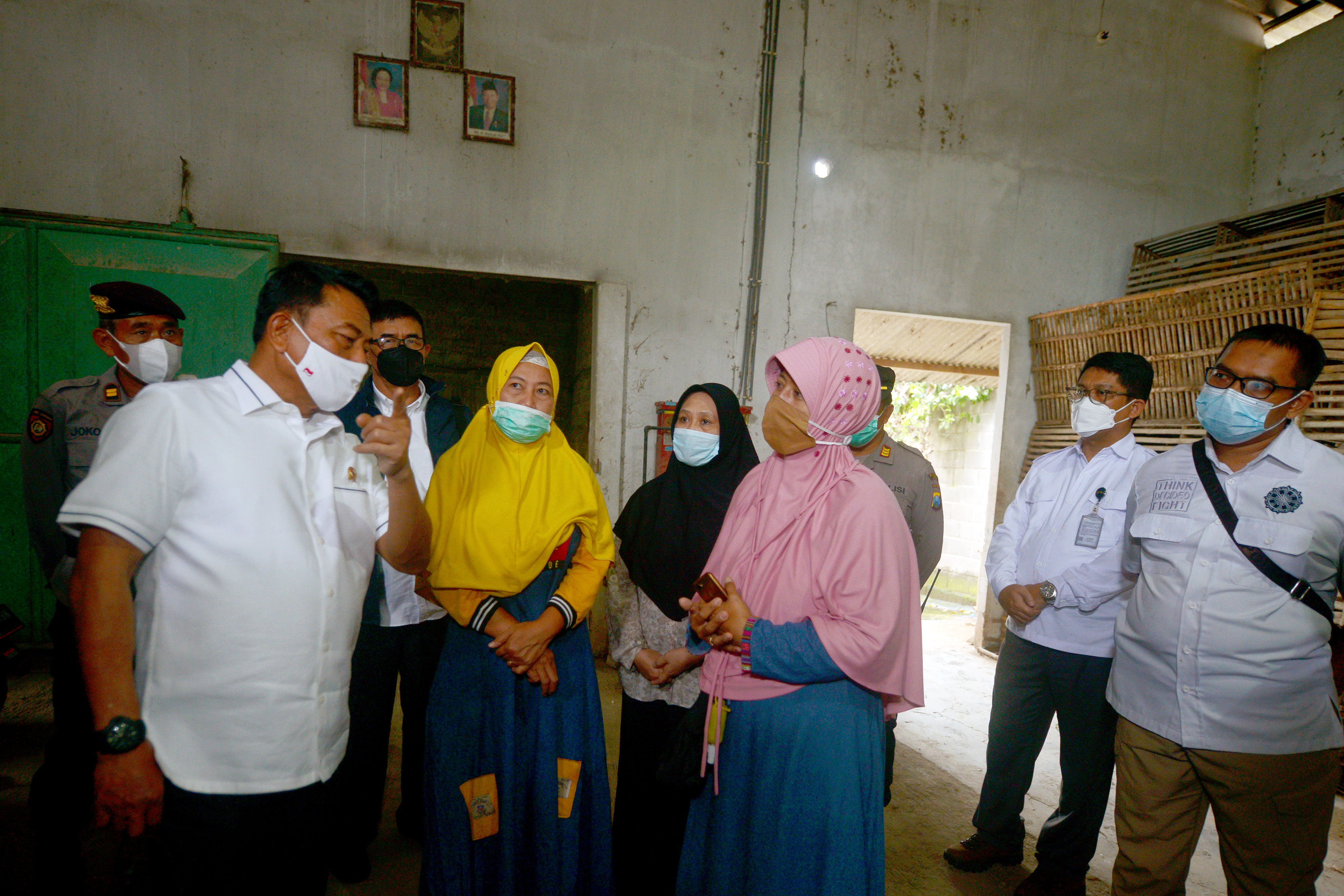  Kepala Kantor Staff Kepresidenan (KSP) Moeldoko (kiri) berbincang dengan warga.