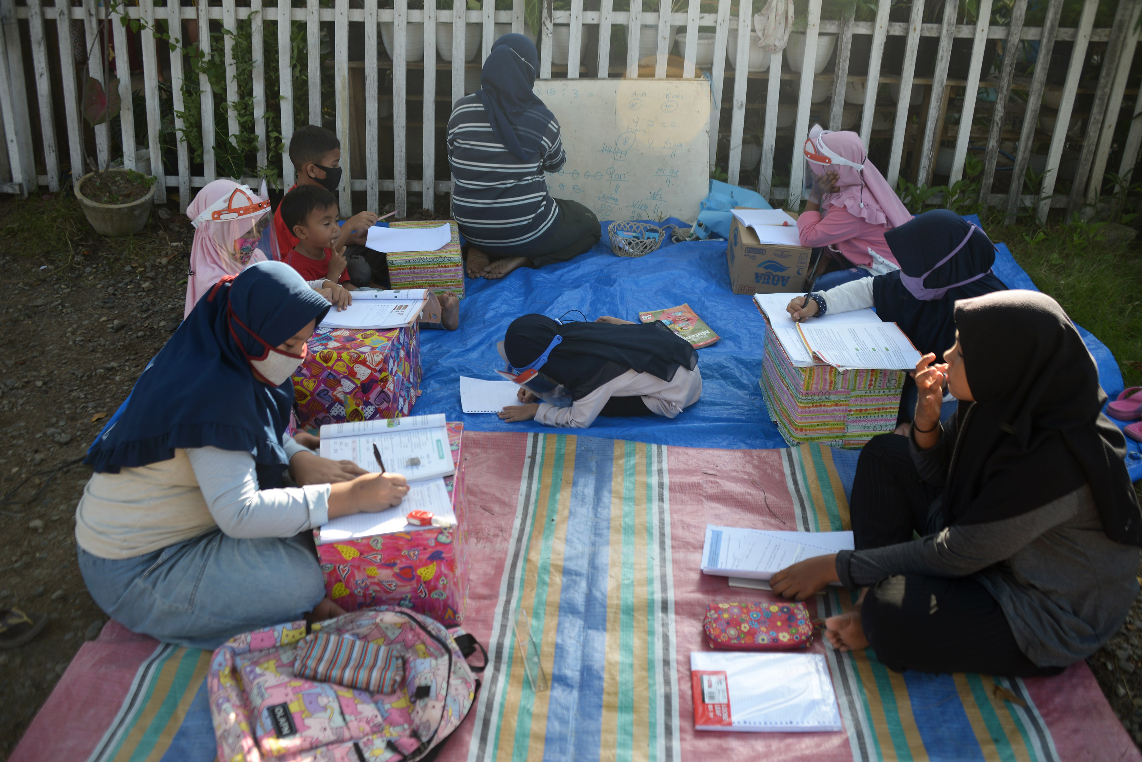 Ilustrasi belajar di luar gedung