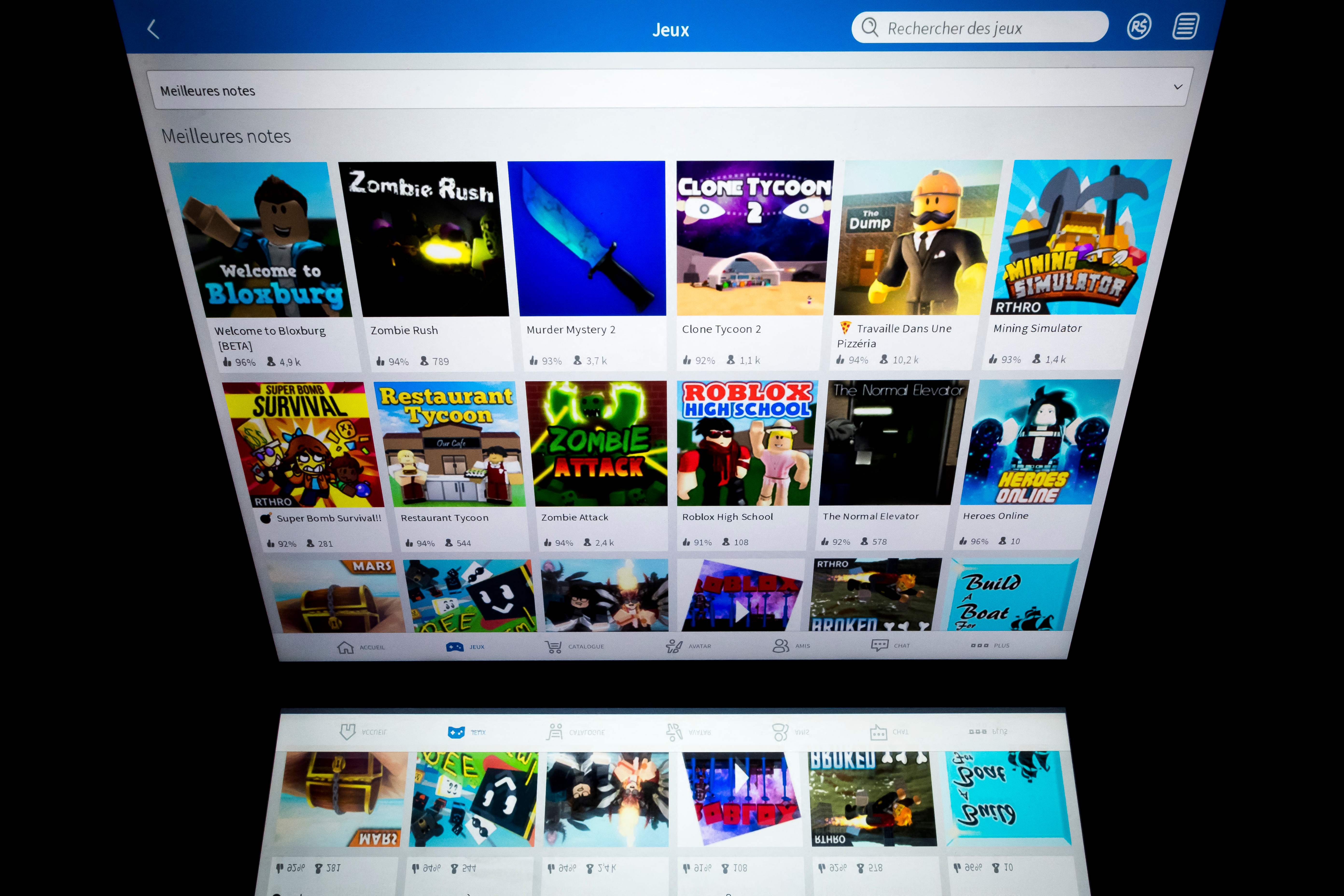 Gim Roblox terlihat di sebuah layar tablet