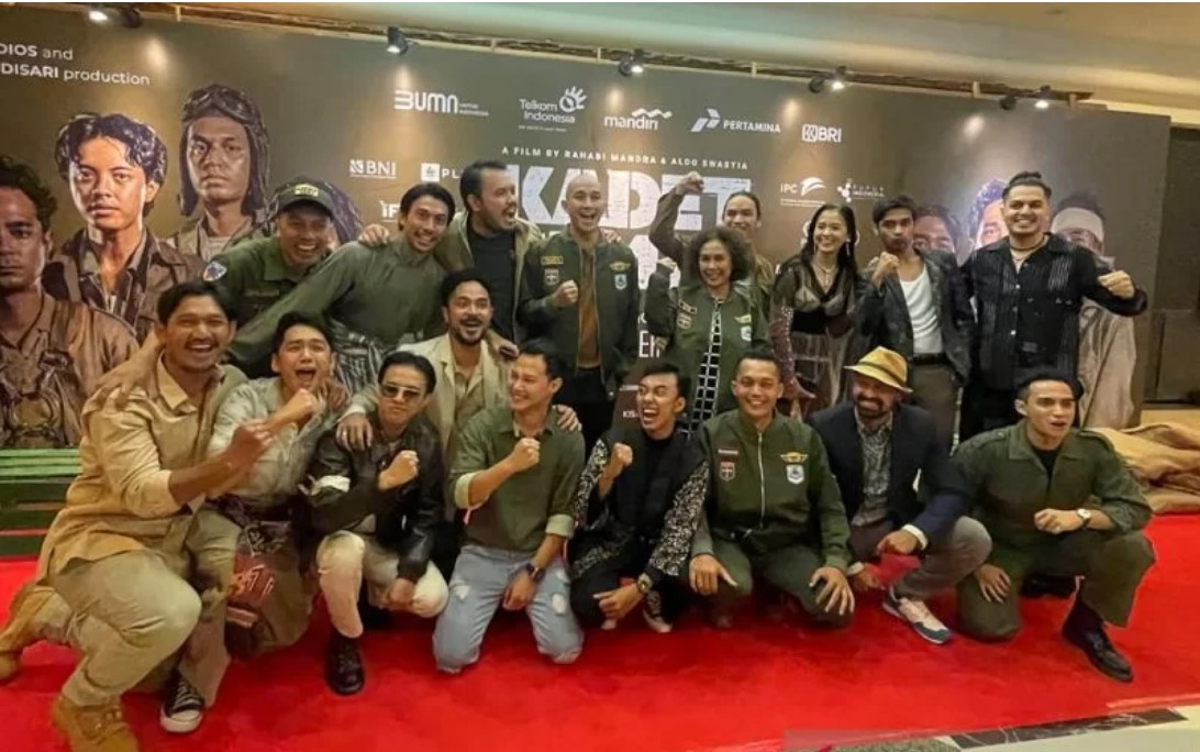 Para pemeran film Kadet 1947 saat menghadiri pemutaran perdana film tersebut.