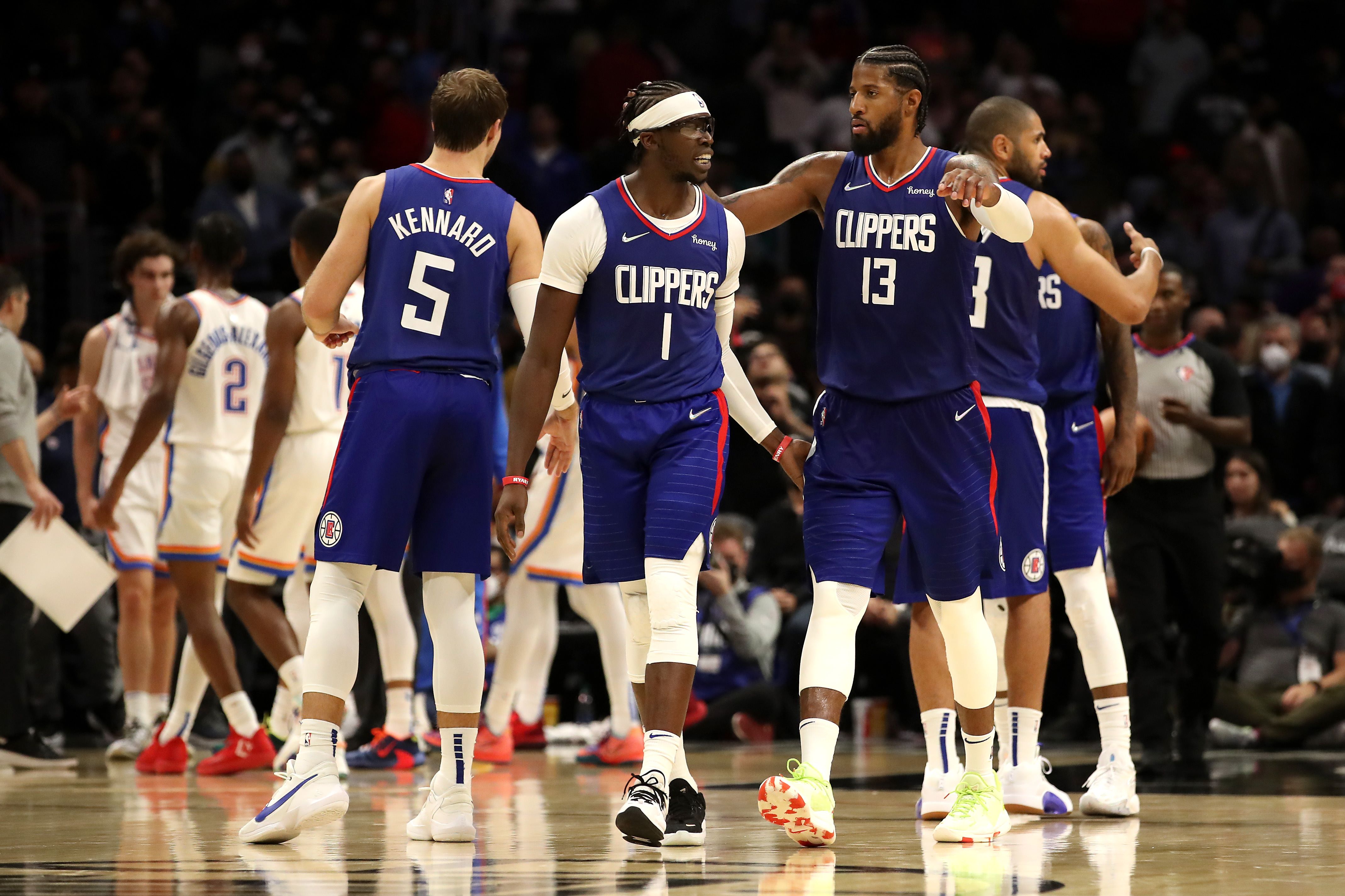 Para pemain Los Angeles Clippers melakukan selebrasi dalam laga NBA melawan Minnesota Timberwolves.