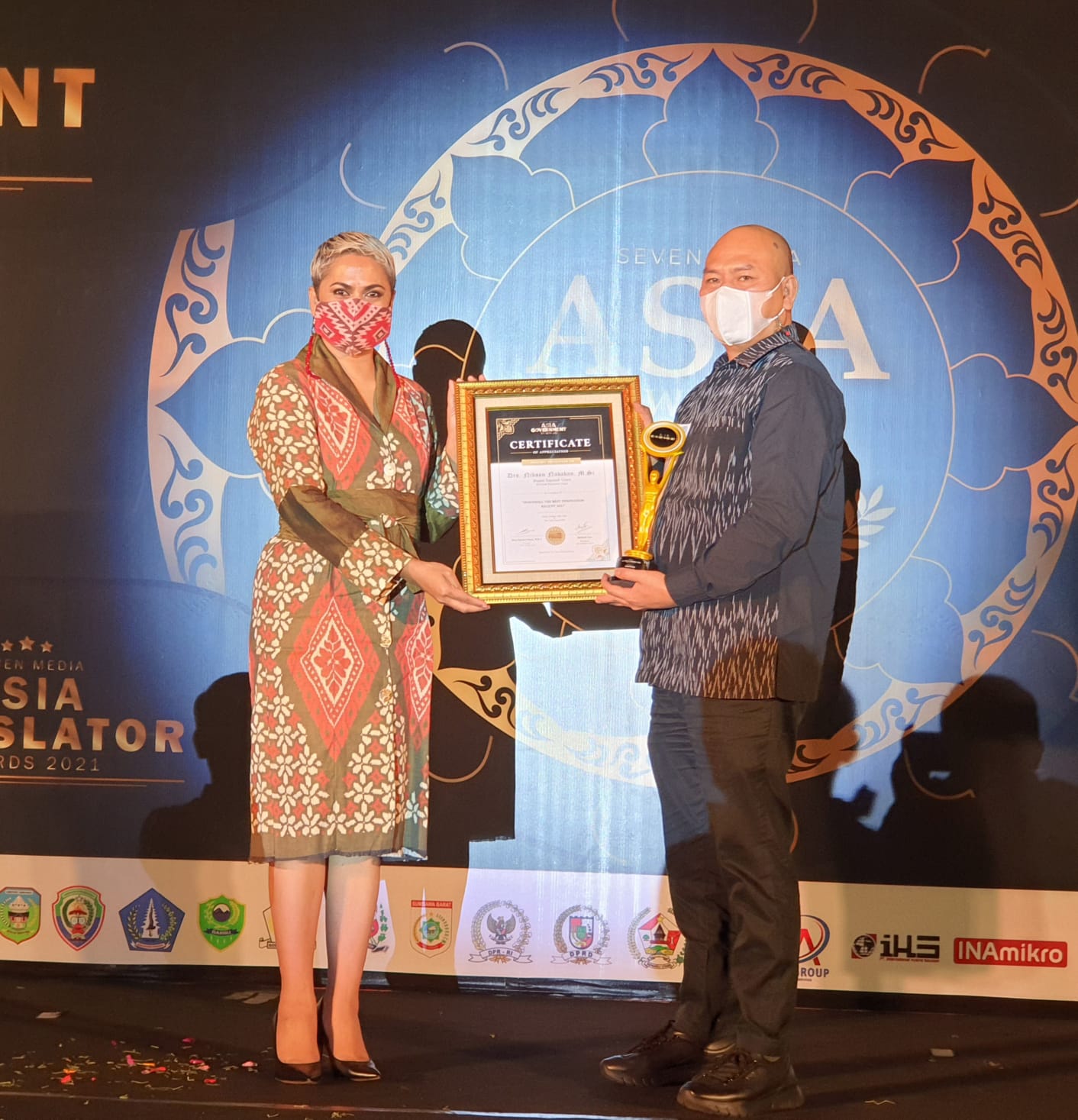 Bupati Tapanuli Utara Nikson Nababan saat menerima Asia Government Award 2021 kategori Inovasi Pemimpin di masa pandemi, Jumat (29/10) 