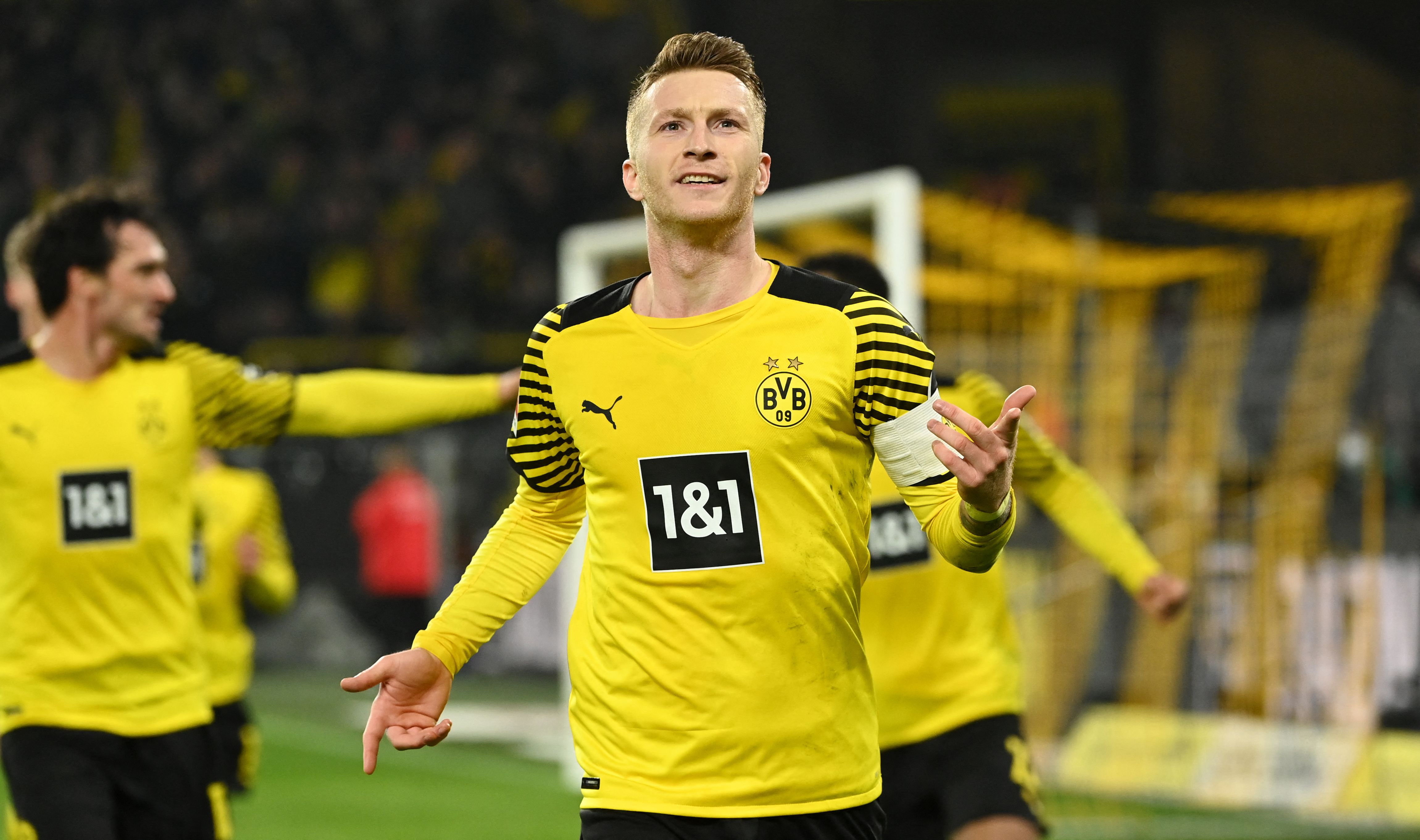 Marco Reus mencetak gol penentu kemenangan 2-1 Borussia Dortmund atas Stuttgart dalam lanjutan Bundesliga, Sabtu (20/11) 
