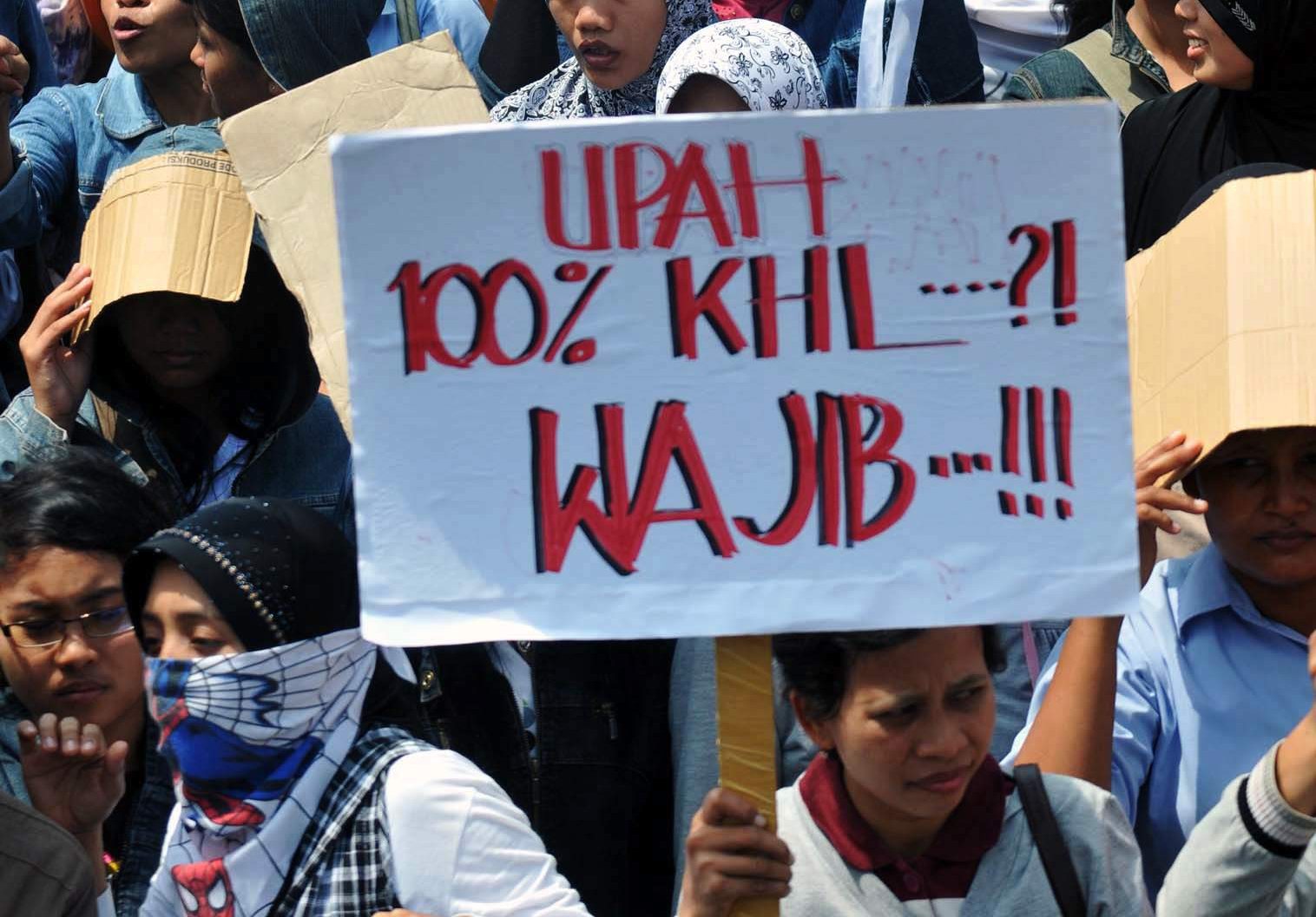 Demo buruh menuntut perhitungan Kebutuhan Hidup Layak (KHL) 100% dalam UMP/UMK.