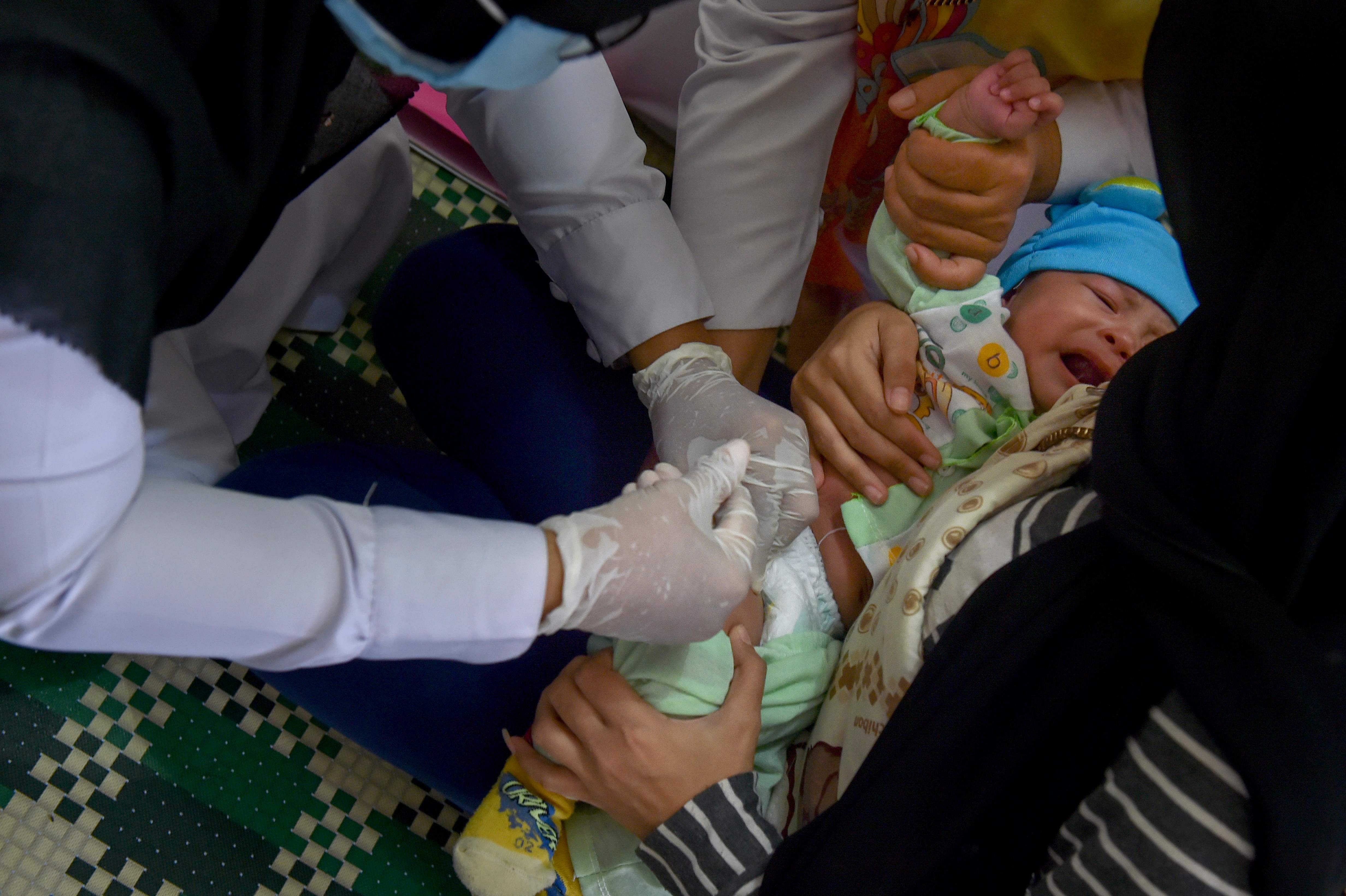 Seorang tenaga kesehatan menyuntikkan vaksin campak di Banda Aceh.