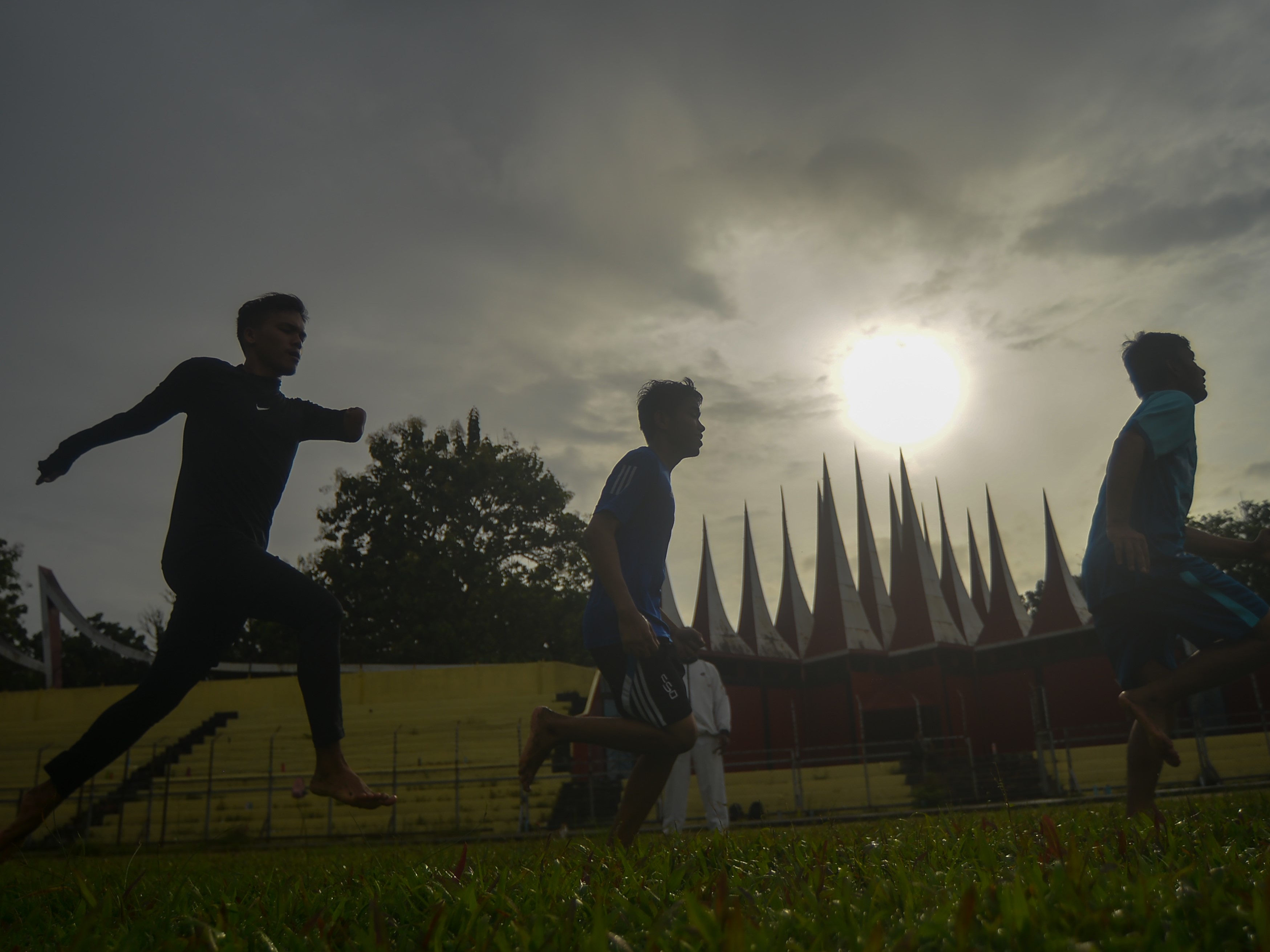 Sejumlah atlet atletik National Paralympic Committee Sumbar berlatih di Stadion GOR H Agus Salim, Padang, Sumatra Barat, Senin (25/10).
