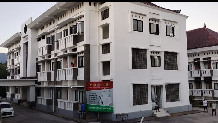 Lokasi isolasi terpusat (Isoter) Covid-19 di Kampus Undiksha Desa Jinengdalem, Buleleng jumlah pasiennya makin berkurang