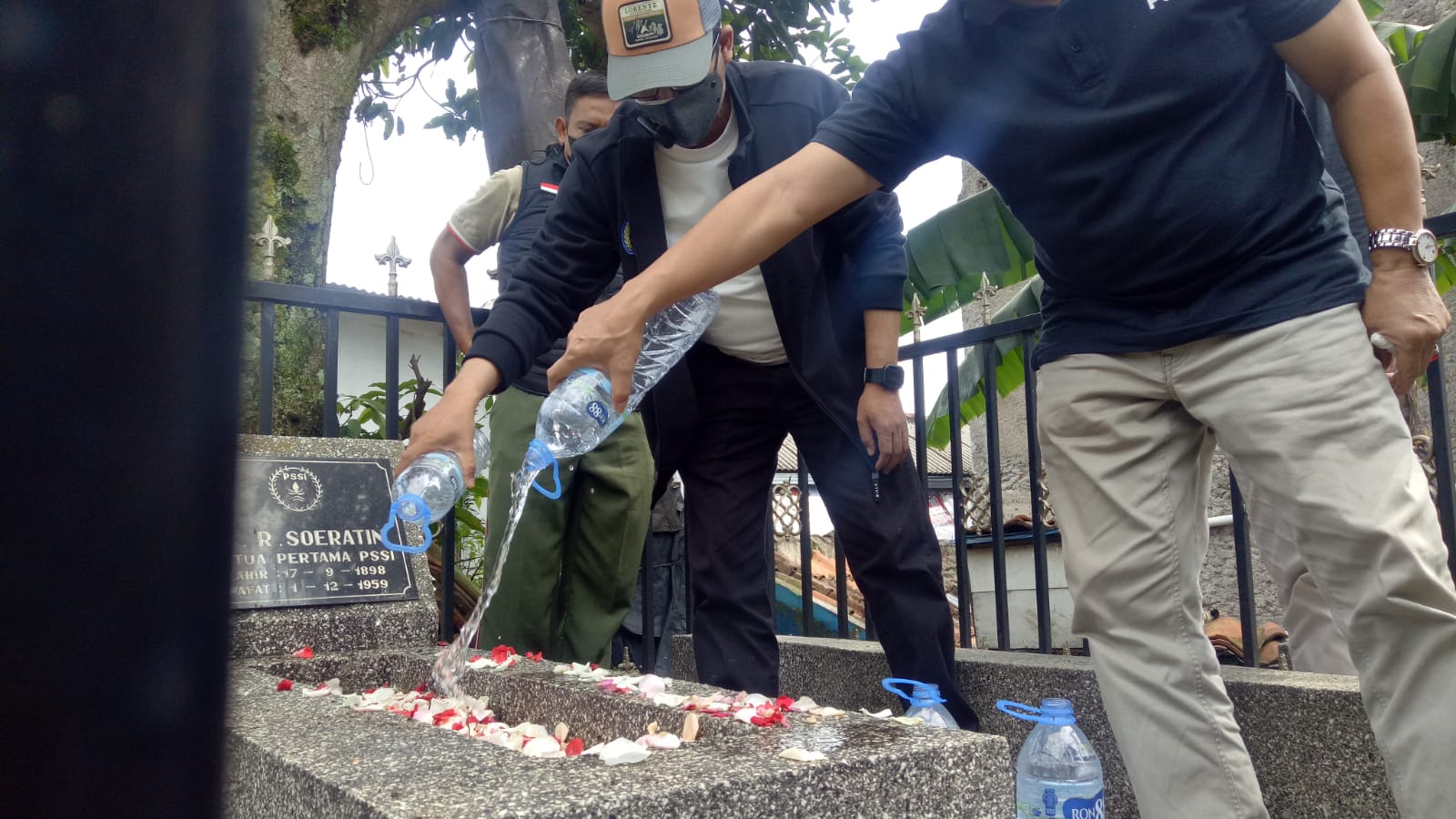 Calon Ketua Umum PSSI Jawa Barat Ramram Mukhlis Ramdani berziarah ke makam Soeratin