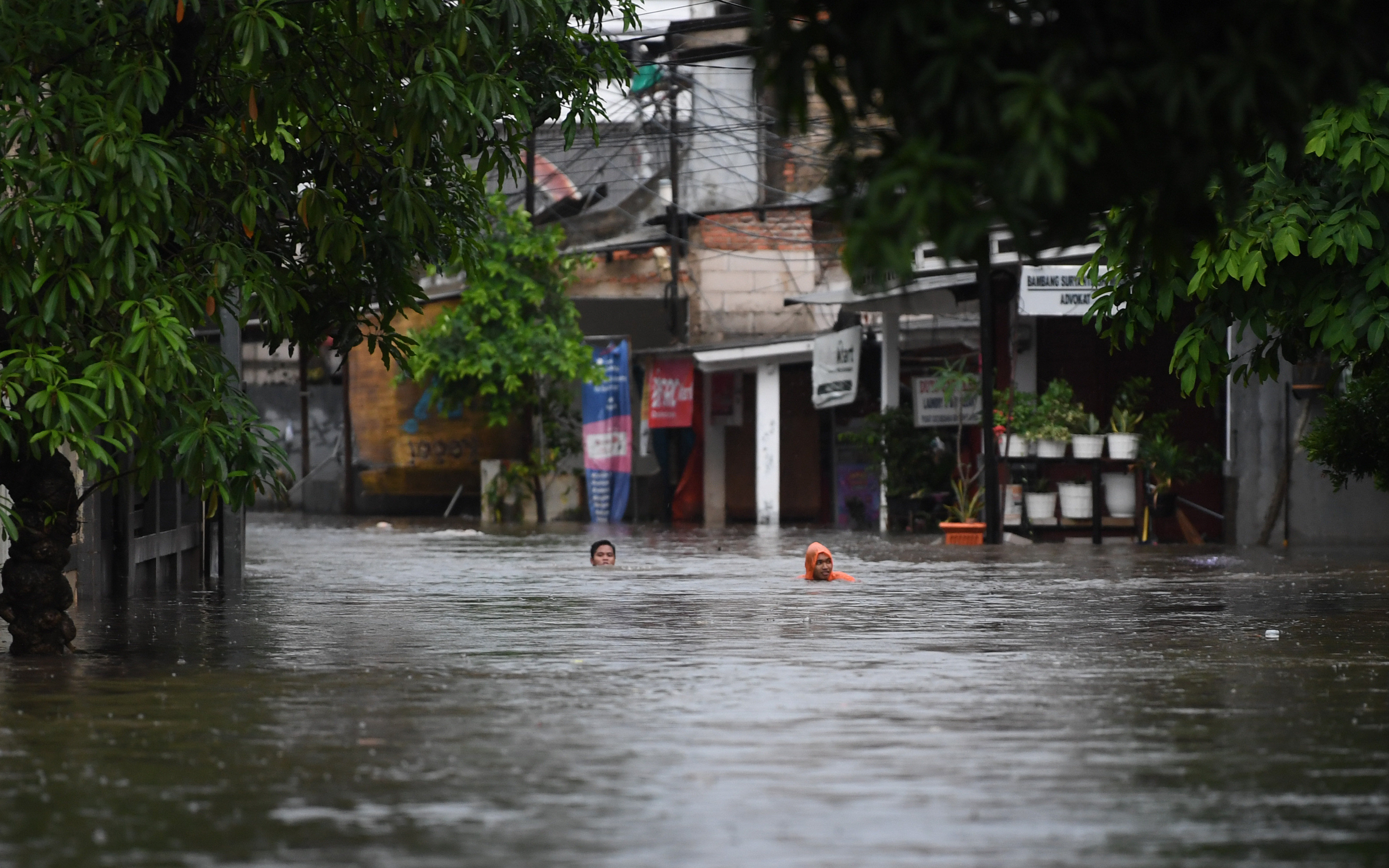 Banjir Setinggi 1 Meter, Transportasi Warga Kawasan Pela Mampang Lumpuh