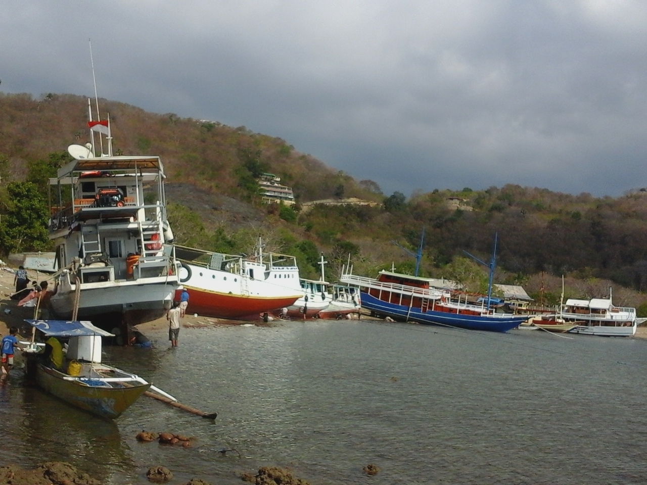Kapal-kapal tidak berlayar karena gelombang laut cukup tinggi di wilayah perairan selatan Nusa Tenggara Timur. 