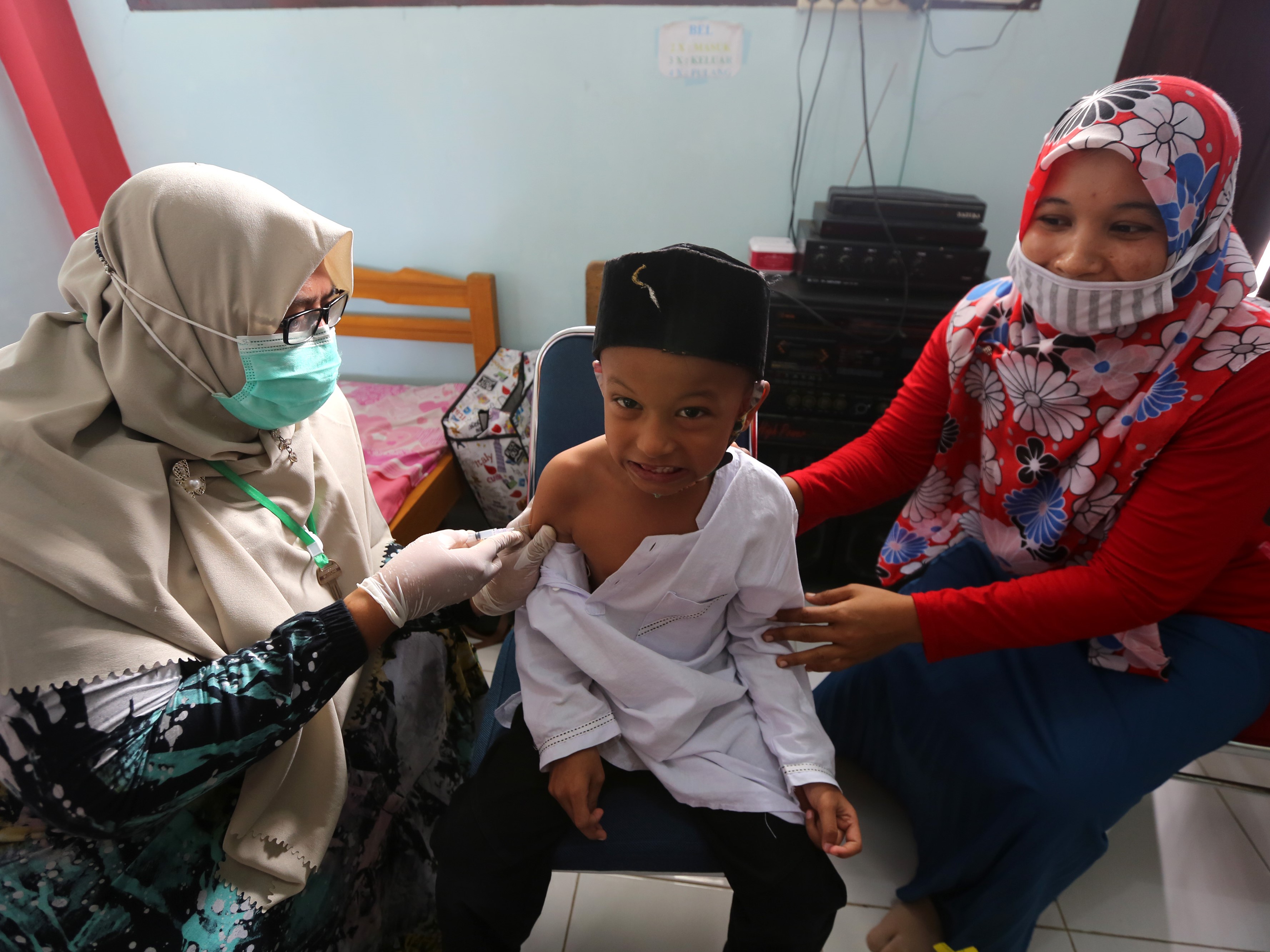 Imunisasi pencegahan campak, difteri, dan tetanus kepada pelajar di SD Negeri 42 Lamteh, Banda Aceh, Aceh, Jumat (29/10/2021). 