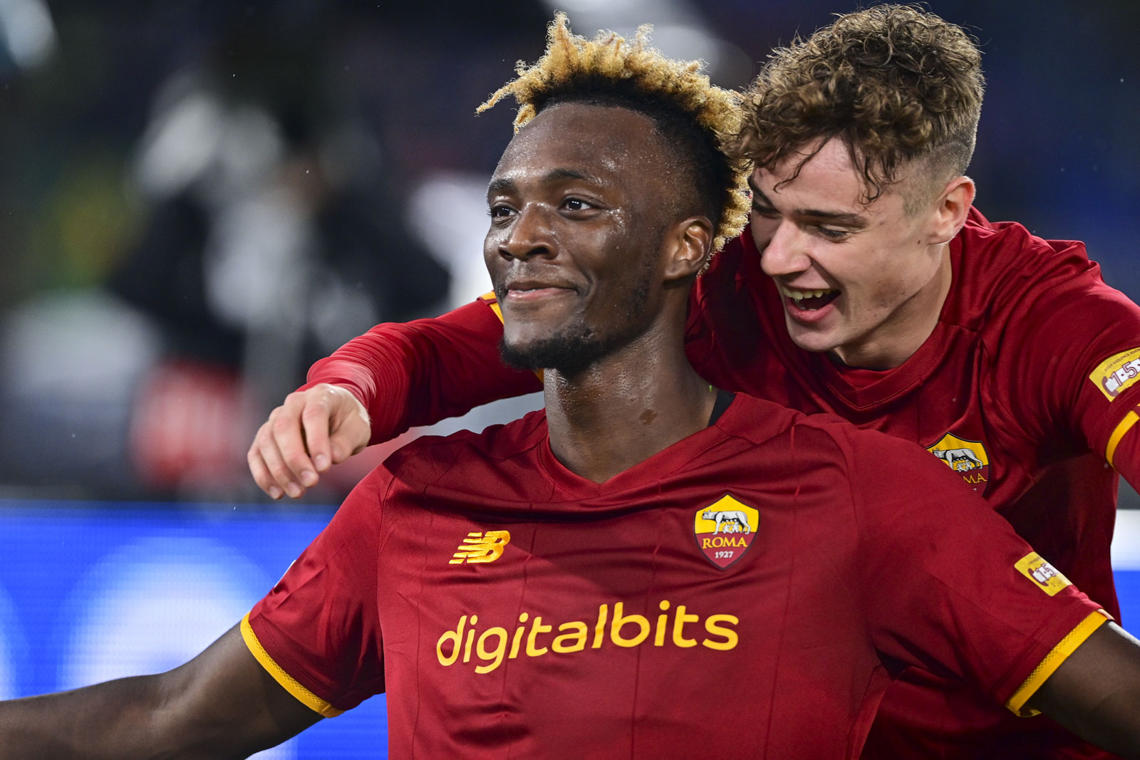 Penyerang AS Roma Tammy Abraham melakukan selebrasi usai mencetak gol ke gawang Zorya Luhansk di laga Liga Konferensi UEFA.