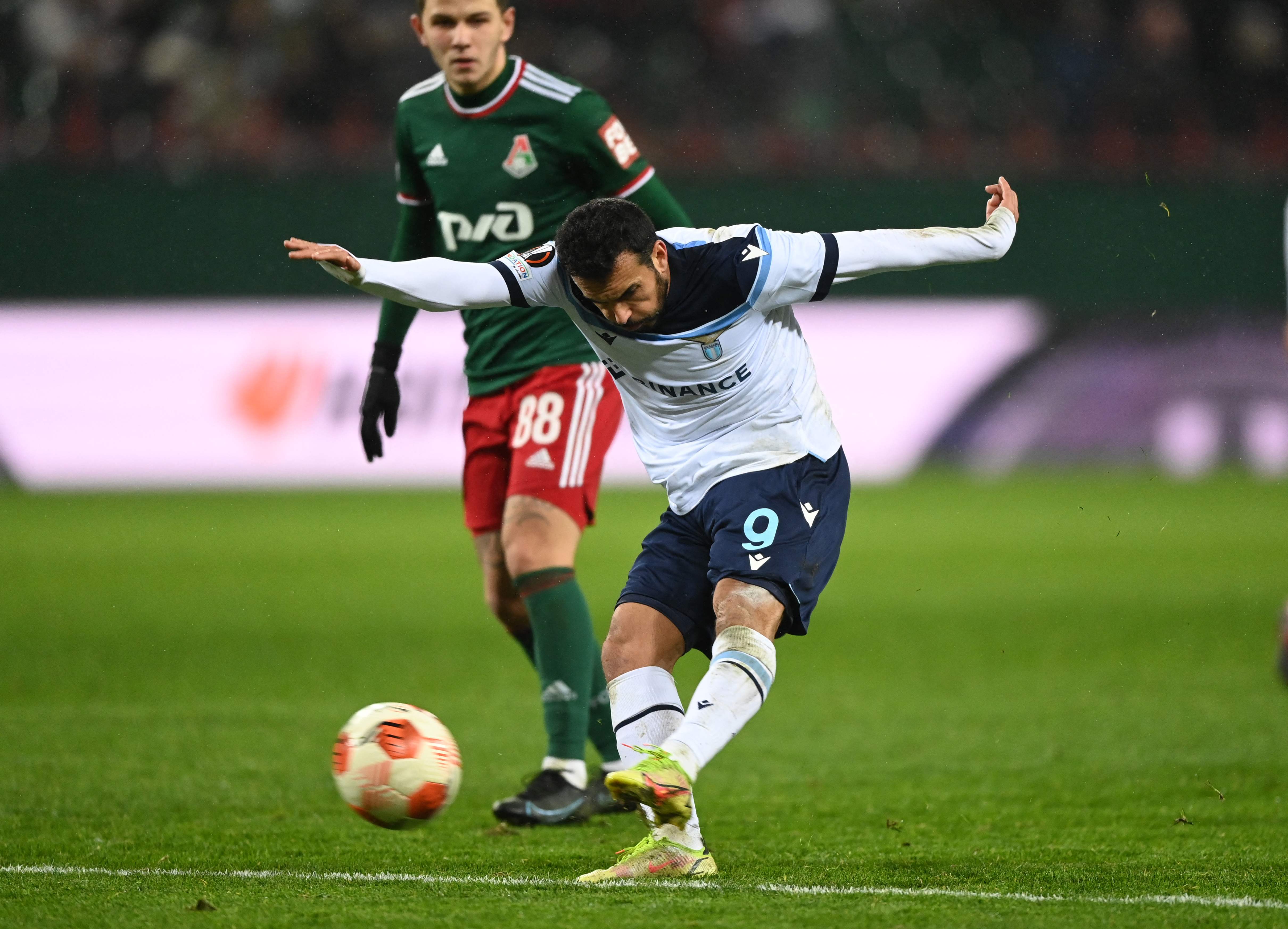 Penyerang Lazio Pedro Rodriguez melepaskan tendangan dalam laga Liga Europa melawan Lokomotiv Moskow
