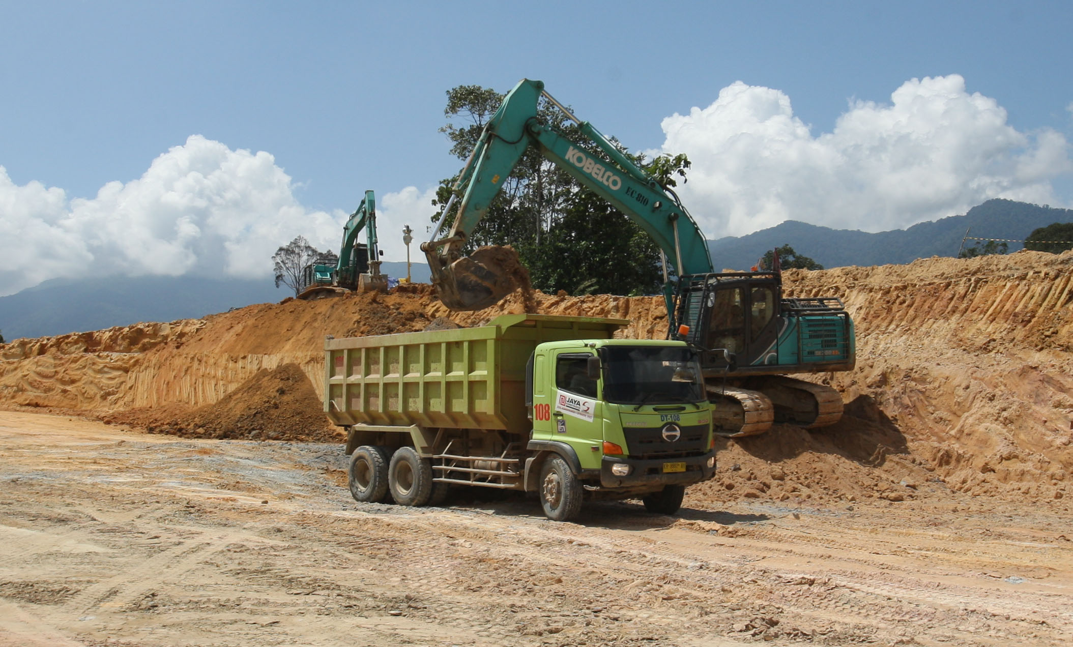 Ilustrasi--Aktivitas alat berat di area pertambangan bauksit di Kabupaten Sambas, Kalimantan Barat.