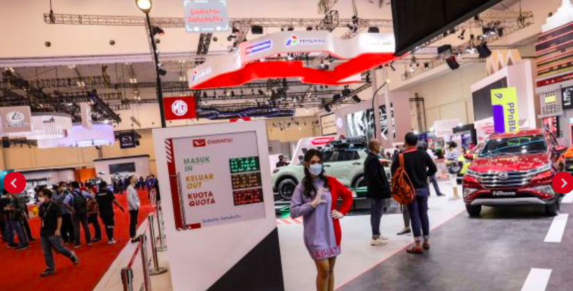 Pengunjung mendatangi pameran Gaikindo Indonesia Internasional Auto Show (GIIAS) 2021 di Indonesia Convention Exhibition (ICE) BSD, Serpong.