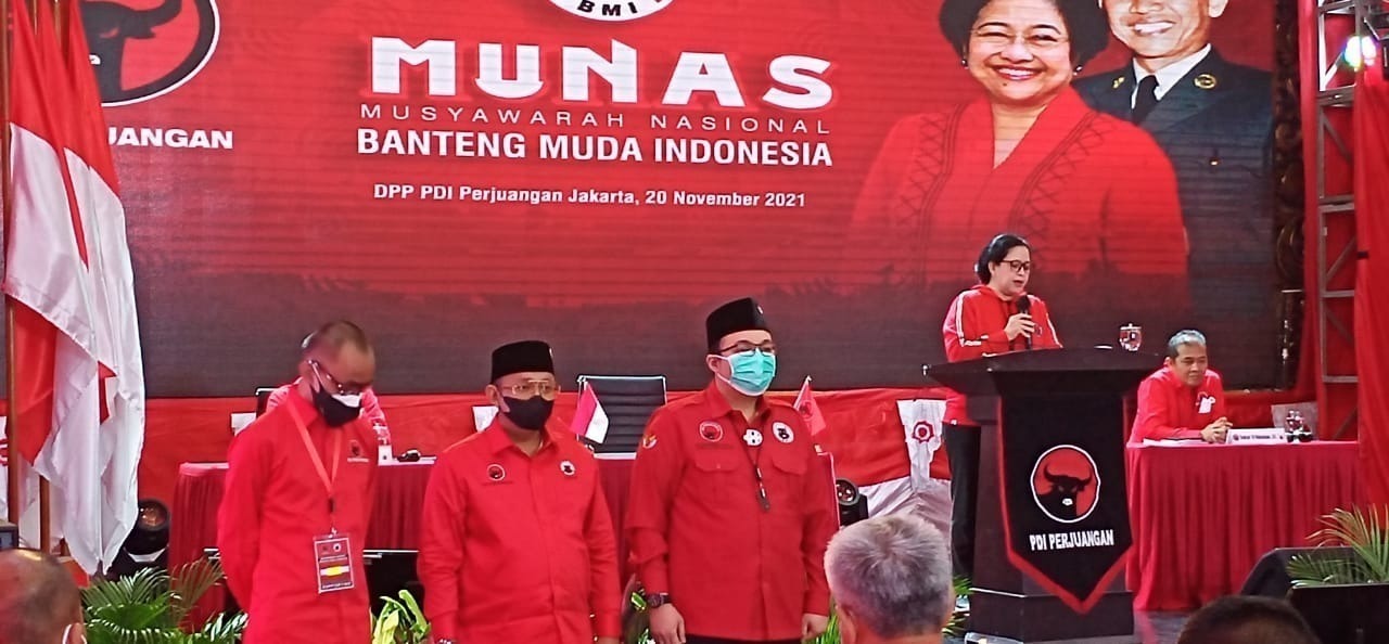 KETUA DPP PDI Perjuangan Puan Maharani melantik pengurus DPP BMI periode 2021-2024 di Jakarta, Sabtu (20/11)