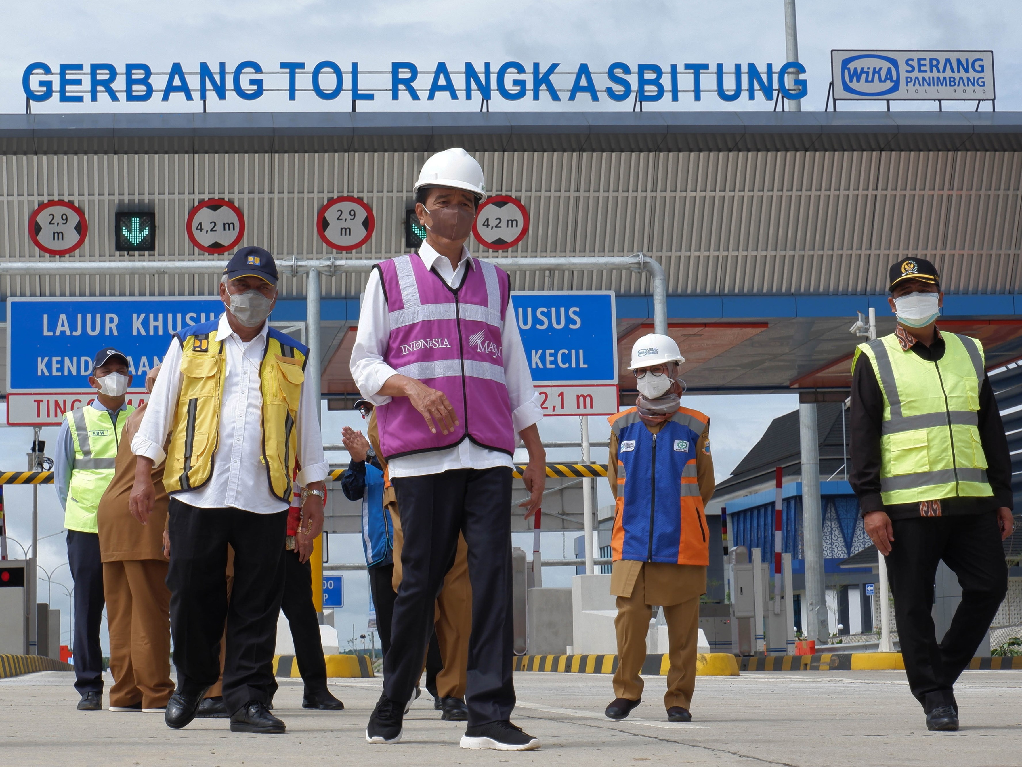 Presiden Joko Widodo (ketiga kiri) didampingi Menteri Pekerjaan Umum dan Perumahan Rakyat Basuki Hadimuljono (kedua kiri).