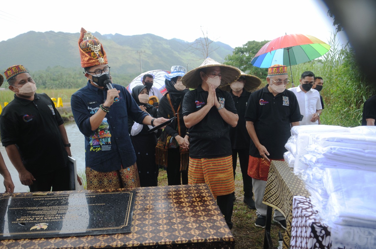 Menparekraf Sandiaga Uno (kedua dari kiri) saat melakukan kunjungan ke Desa Wisata Nusa, Kecamatan Lhoknga, Kabupaten Aceh Besar, Aceh.