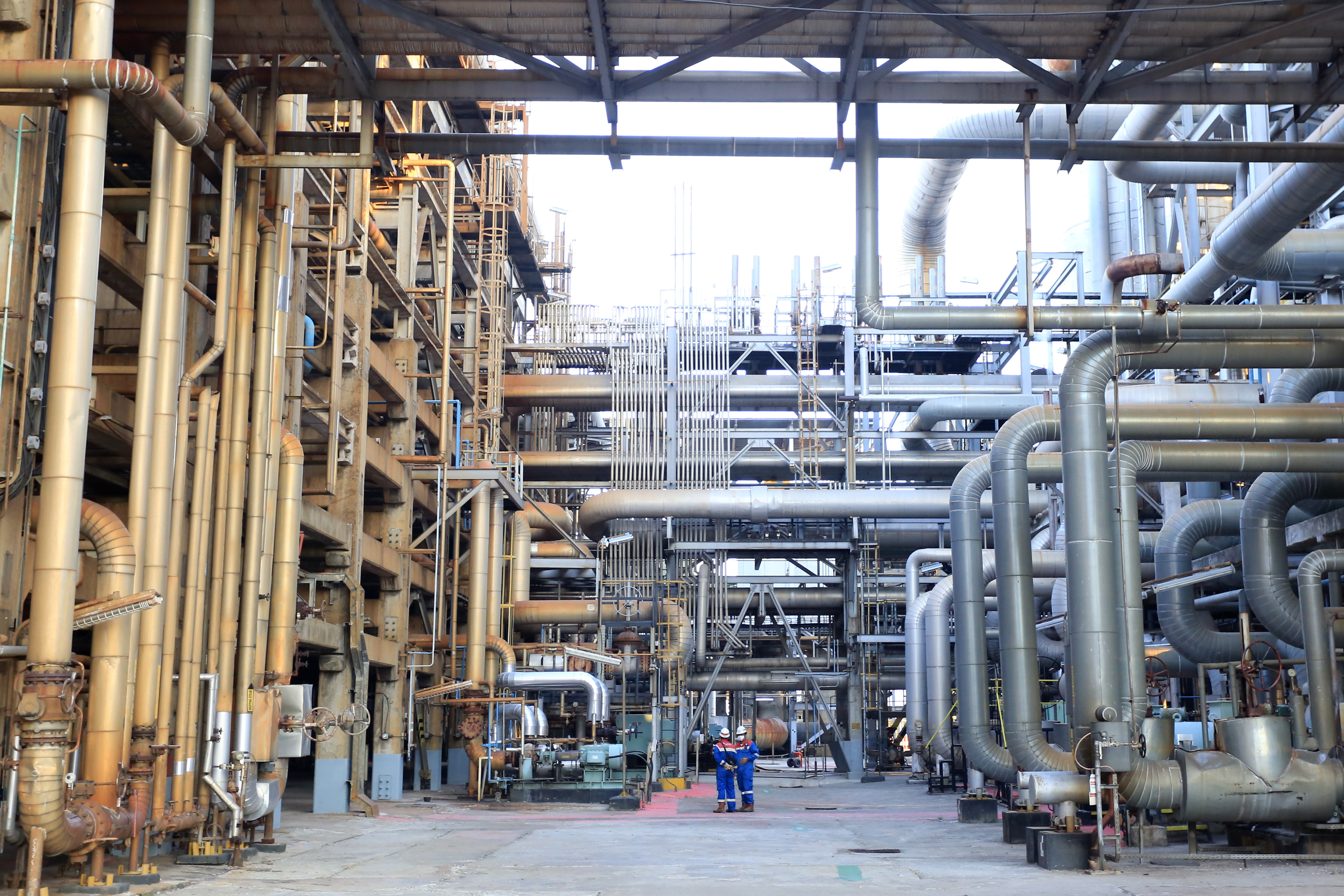 Petugas mengecek instalasi di area Kilang RU VI Balongan, Indramayu, Jawa Barat, Rabu (22/9/2021).