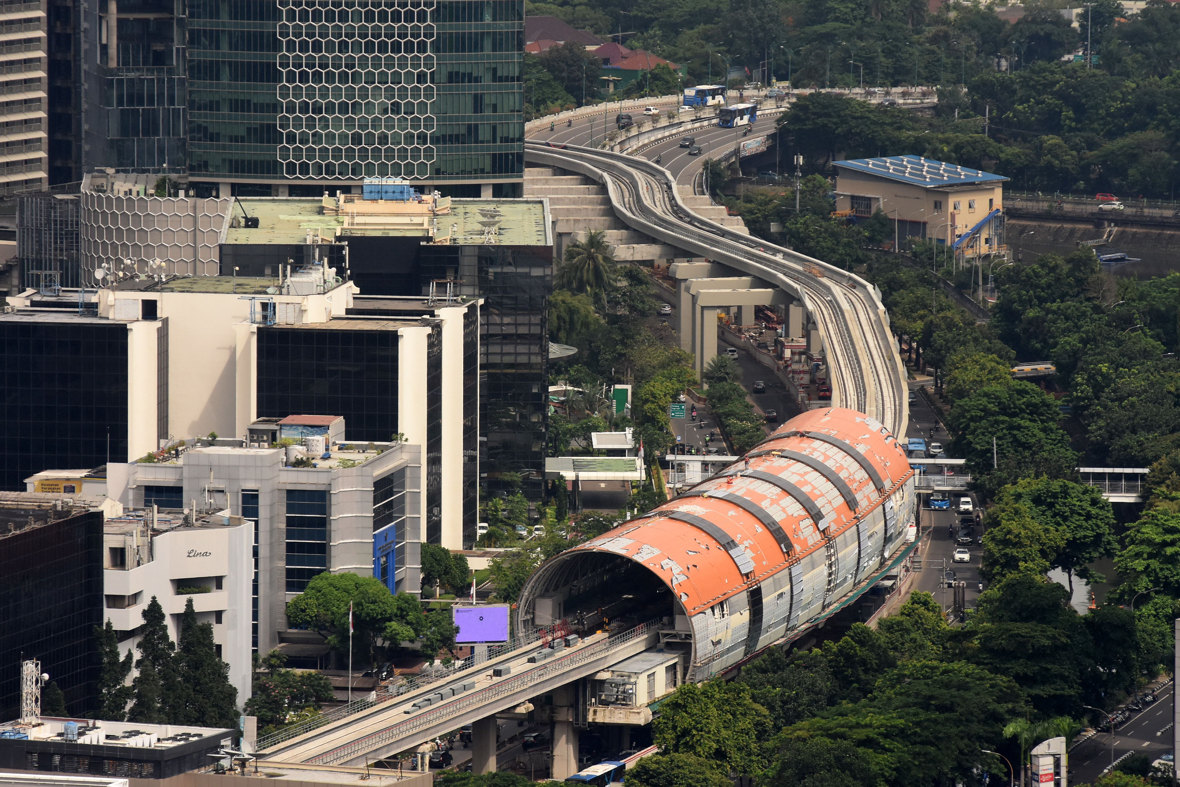 Proyek LRT Jabodetabek yang dikerjakan oleh Adhi Karya. 