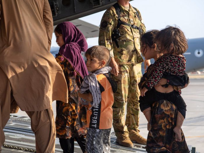 Evakuasi warga Afghanistan di Bandara Internasional Hamid Karzai, Afghanistan. 