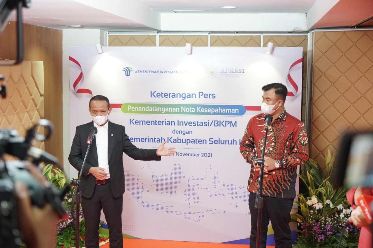 Menteri Investasi/Kepala BKPM Bahlil Lahadalia dan Ketua Umum APKASI Sutan Riska Tuanku Kerajaan dalam acara penandatanganan MoU.