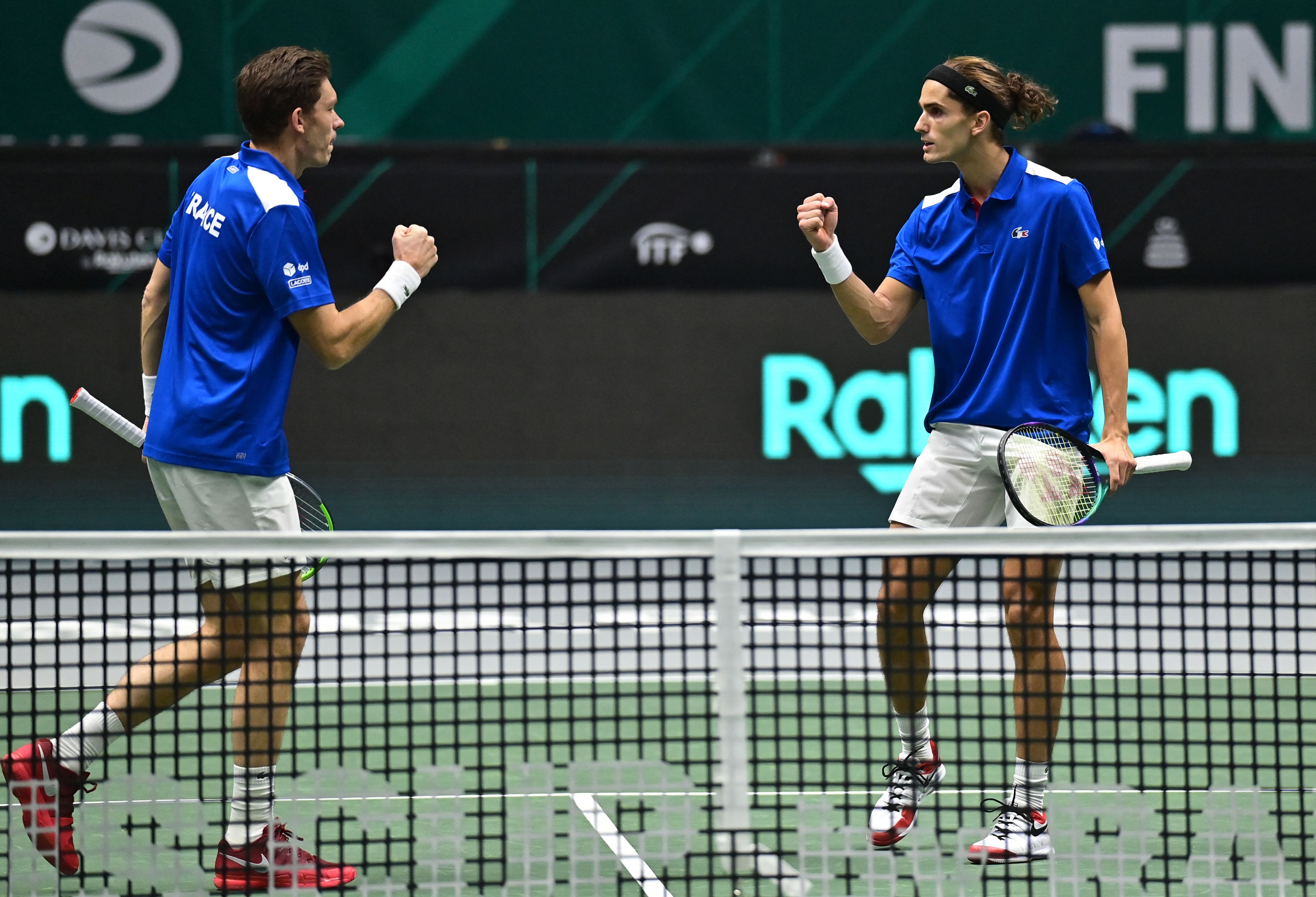 Ganda Prancis Nicolas Mahut dan Pierre-Hugues Herbert merayakan kemenangan mereka atas Rep Ceko.
