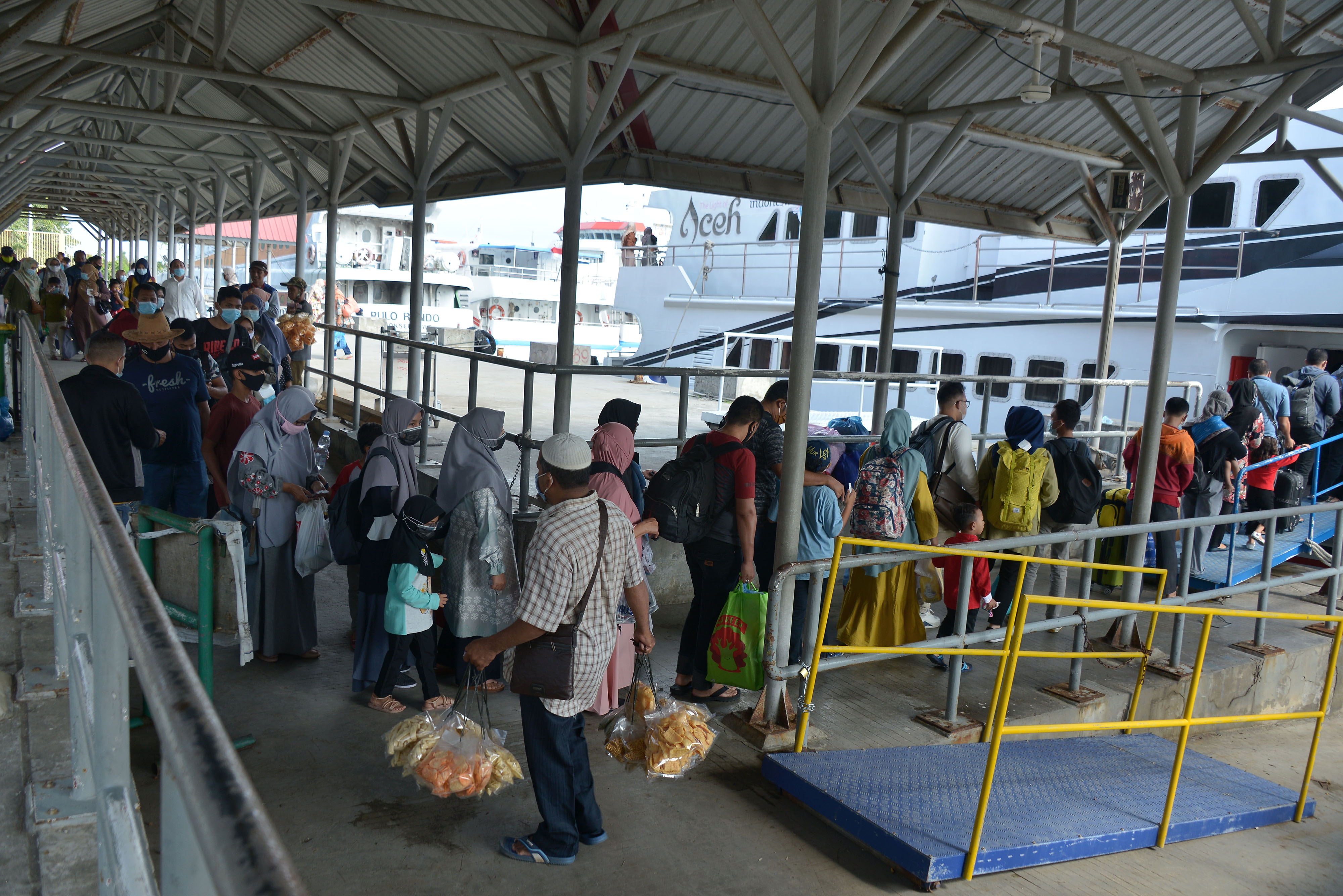 Penumpang mengantre untuk masuk ke kapal laut