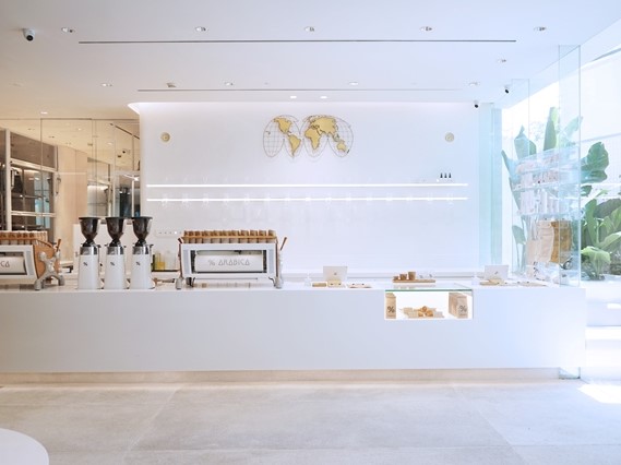 Letak Mal Plaza Indonesia dekat dengan lokasi tersebut dan merupakan mal paling bergengsi yang berlokasi di jantung kota Jakarta.