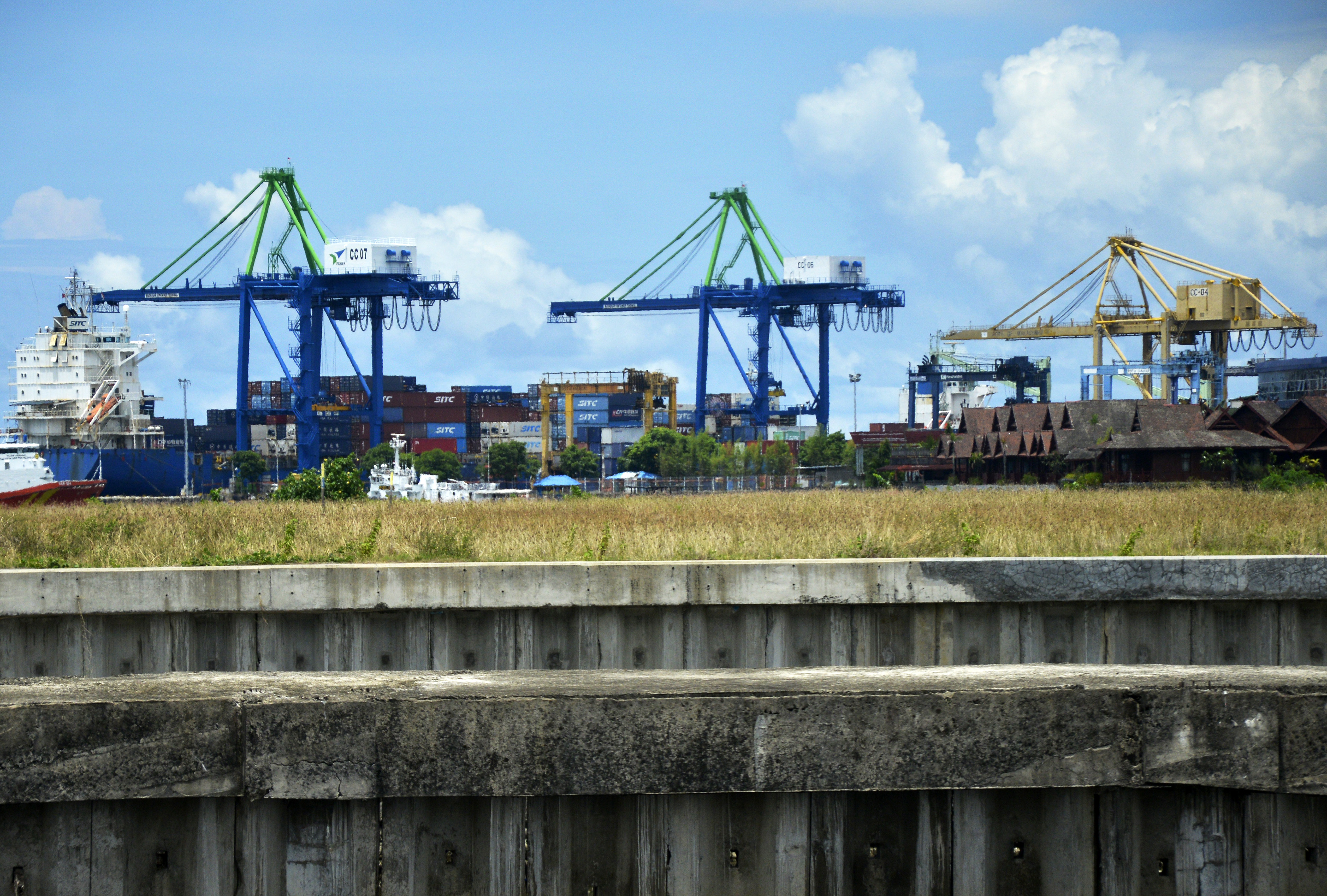 Aktivitas Pelabuhan Peti Kemas terlihat dari Center Point of Indonesia, Makassar, Sulawesi Selatan