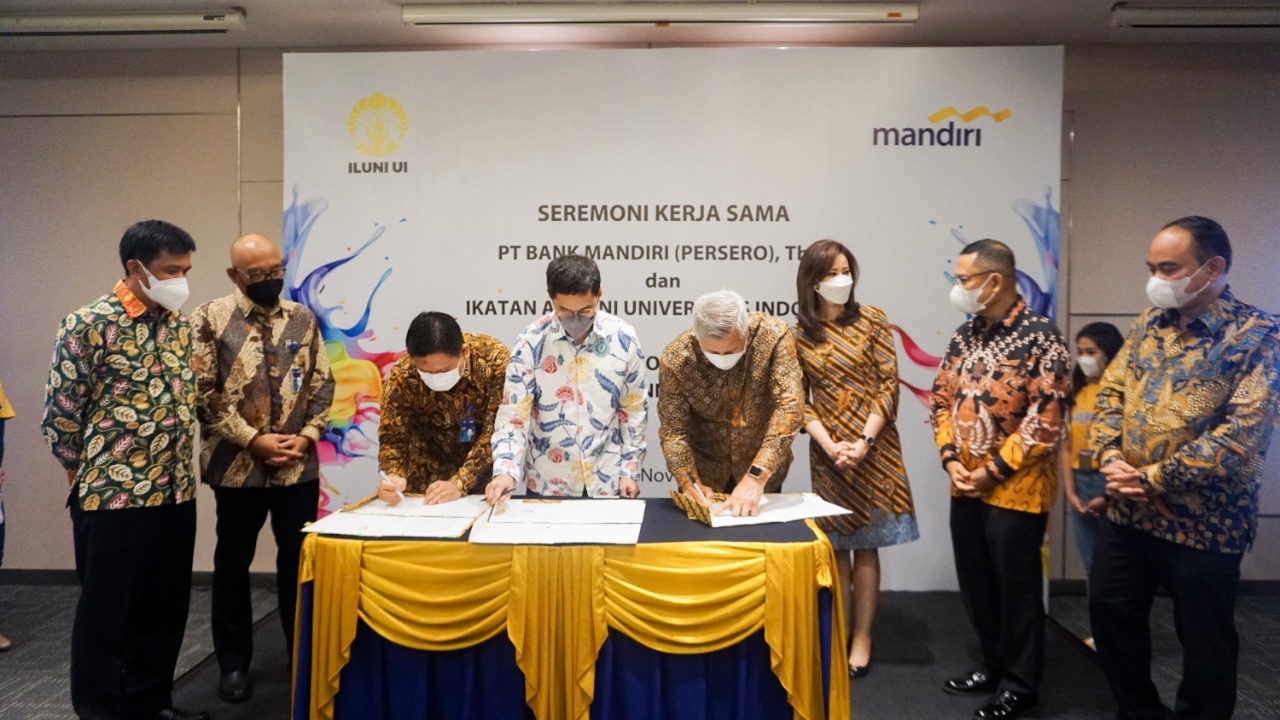 Ketua Umum ILUNI UI Andre Rahadian dan Direktur Hubungan Kelembagaan Bank Mandiri Rohan Hafas menandatangani Mou di Jakarta, Kamis (11/11)
