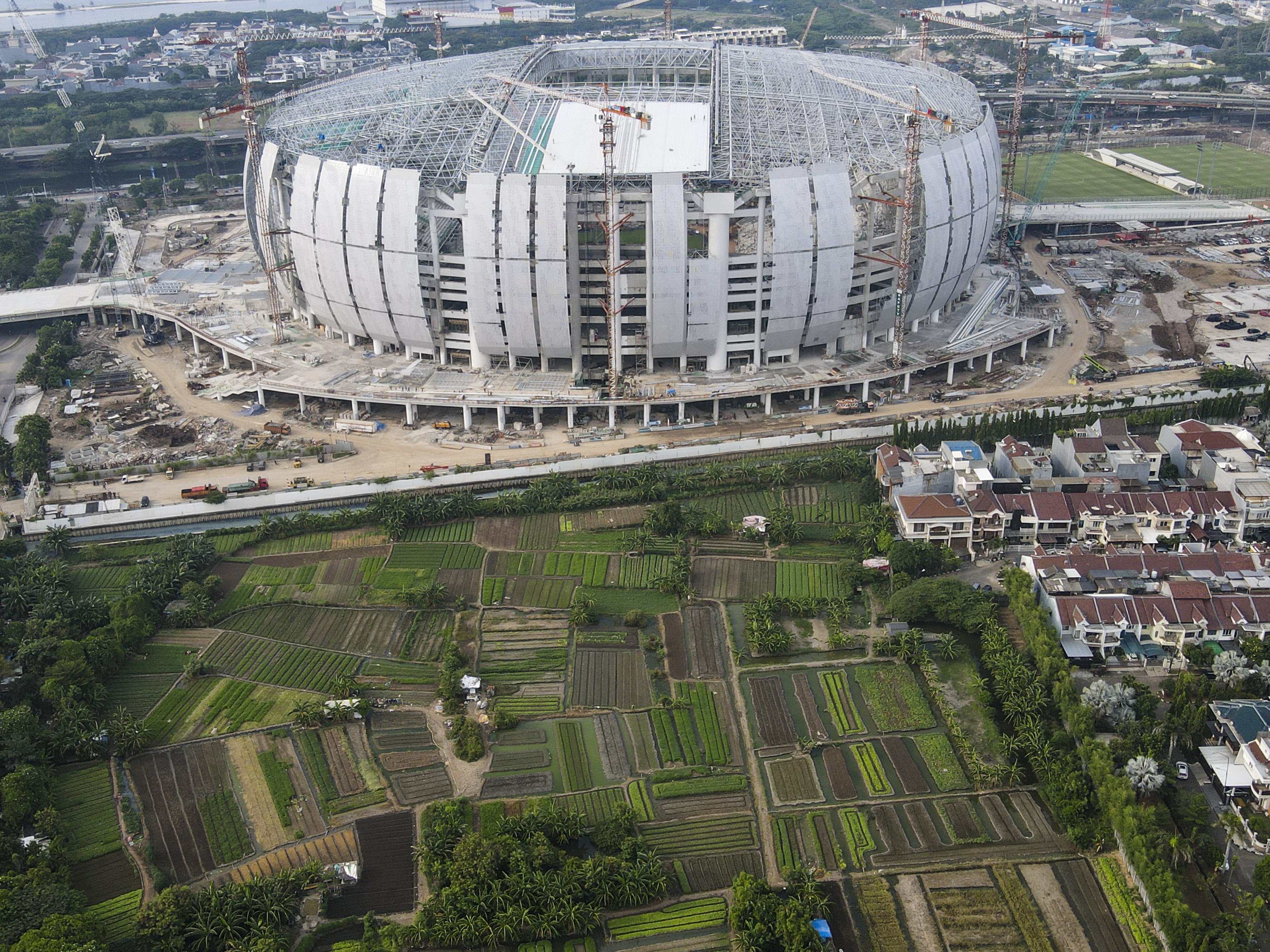 Foto udara pembangunan Jakarta International Stadium (JIS) di Tanjung Priok, Jakarta.