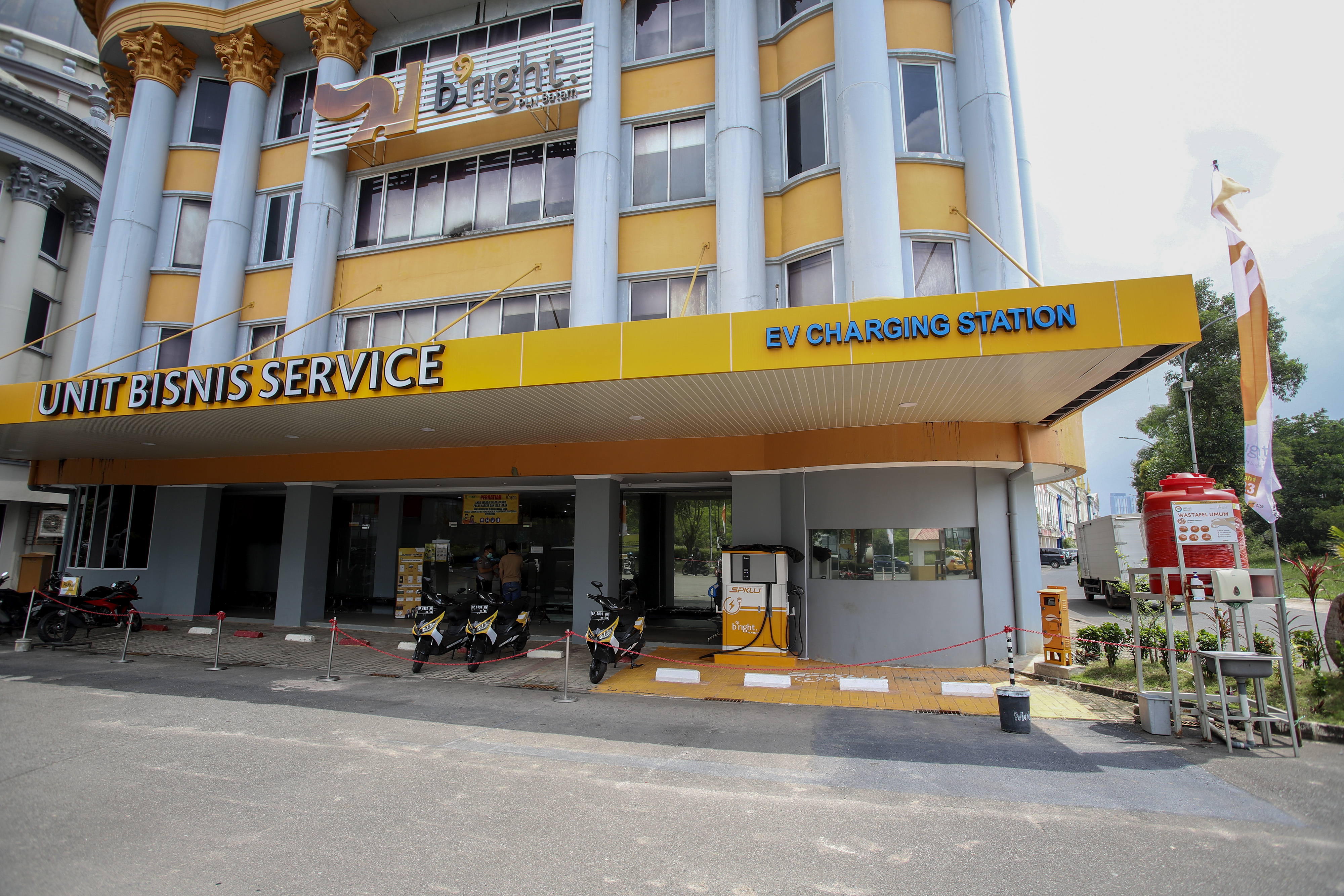 Menhub Minta Gojek hingga Damri Gunakan Kendaraan Listrik