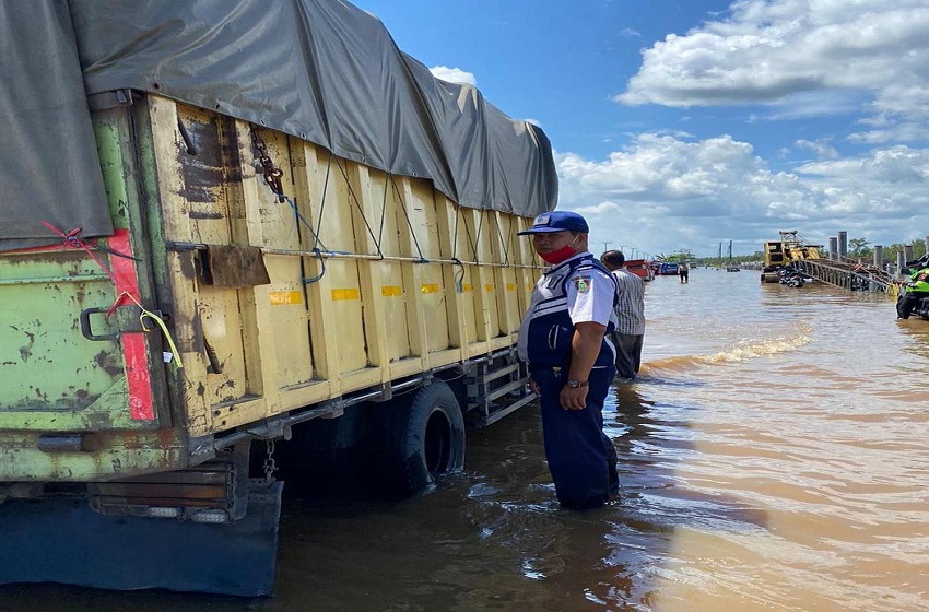 Jalan Trans Kalimantan yang menghubungkan Palangka Raya dengan sejumlah kabupaten di Daerah Aliran Sungai (DAS) Barito kembali tergenang, S 
