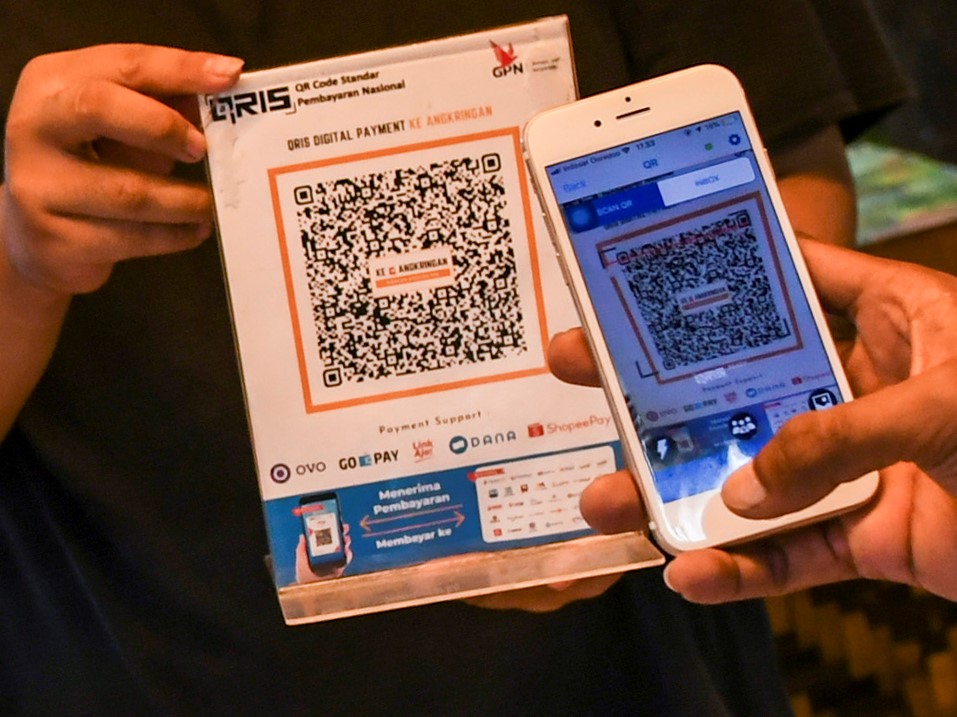 Pembeli bertransaksi nontunai melalui QRIS di Jakarta, Sabtu (30/10/2021). 