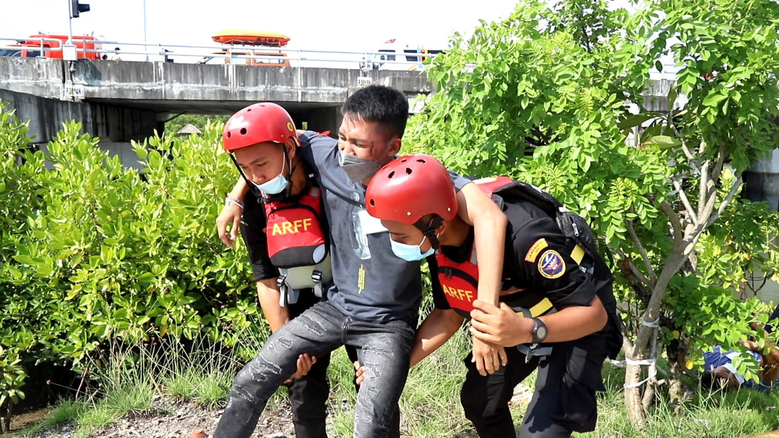 Personil gabungan di Bandara Ngurah Rai menggelar simulasi dan pelatihan penanganan berbagai insiden, Kamis (25/11/2021). 