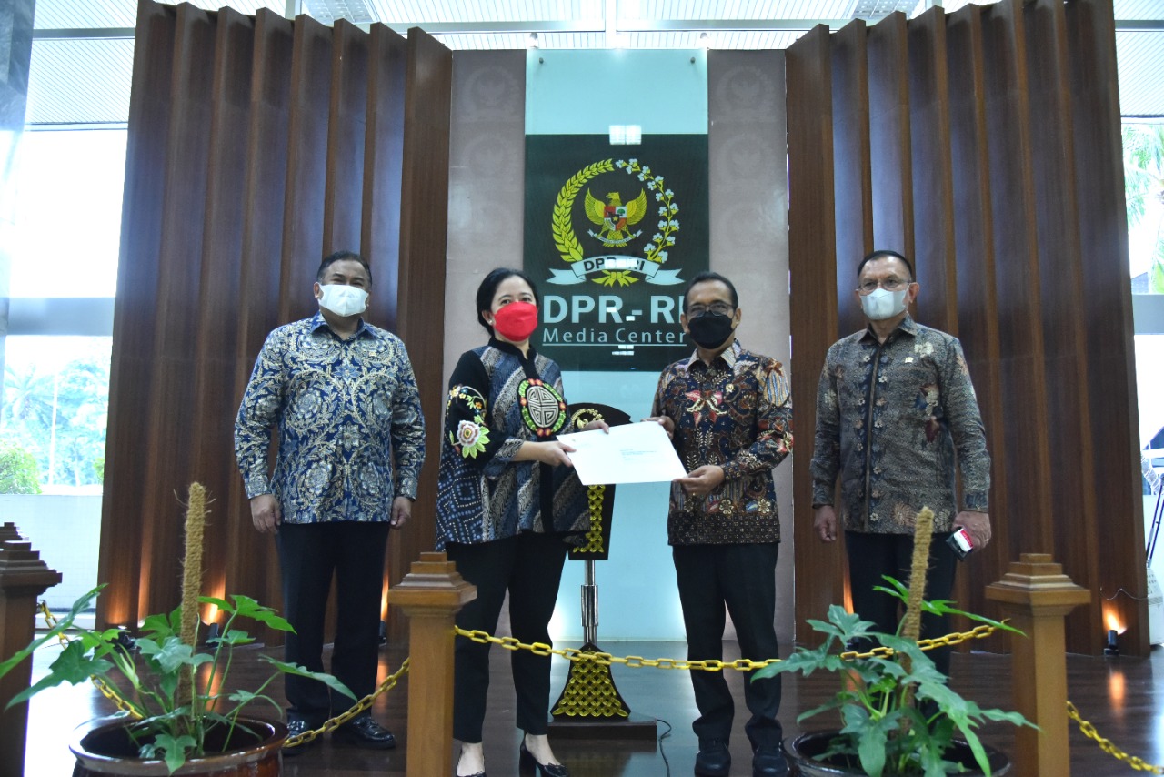 Ketua DPR RI Puan Maharani menerima Surat Presiden (Surpres) yang berisi calon Panglima TNI atas nama Jenderal TNI Andika Perkasa. 