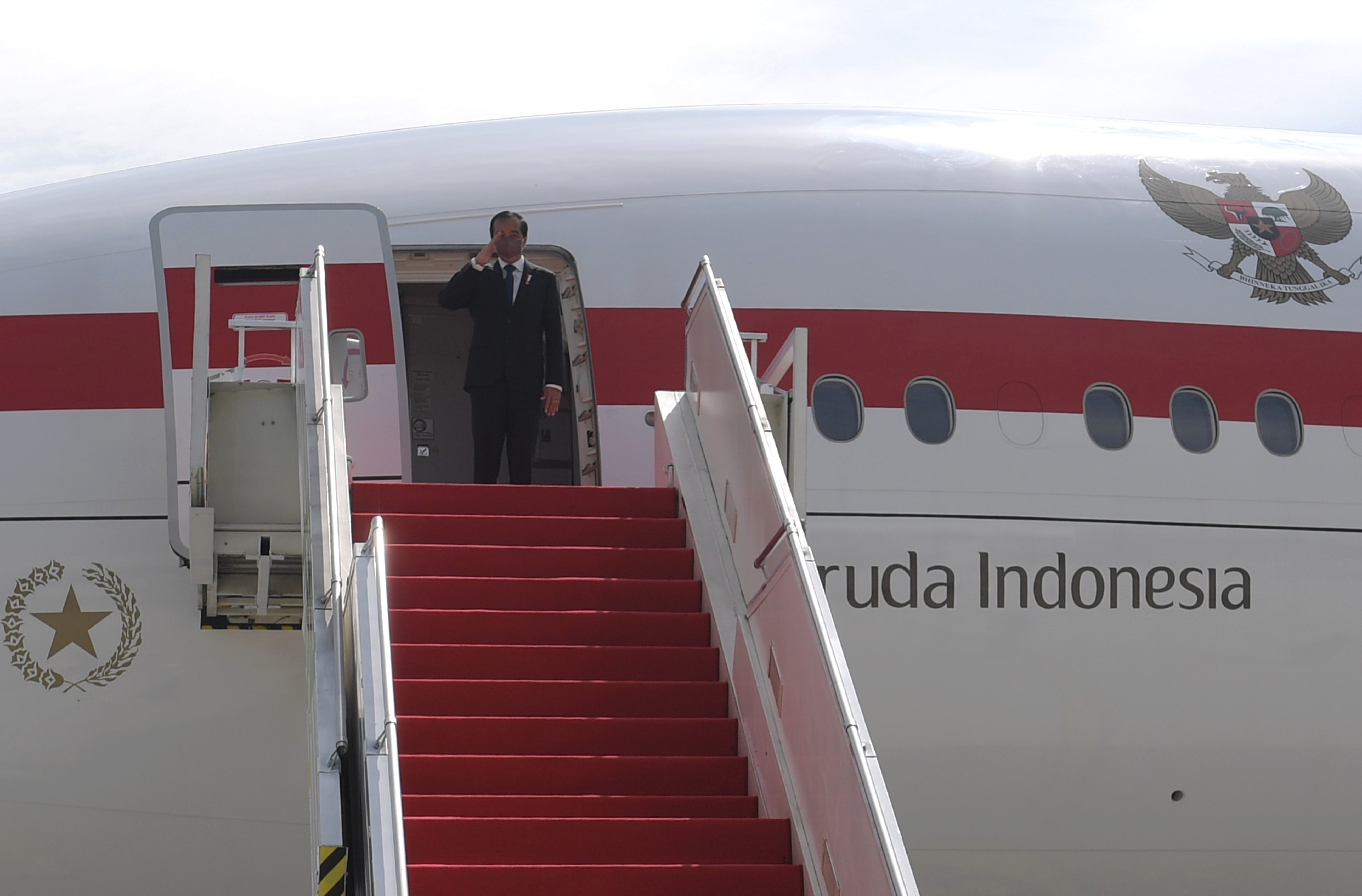 Presiden Joko Widodo saat akan lepas landas melakukan kunjungan kenegaraan ke Italia dan Skotlandia