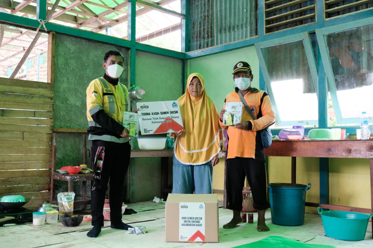 Tim Reaksi Cepat Satgas Bencana PT Semen Gresik memberikan bantuan kepada warga terdampak banjir di Sintang, Kalimantan Barat.
