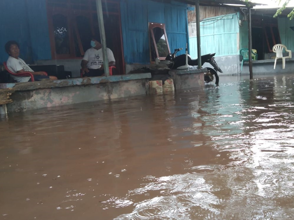 Rumah warga terendam banjir.